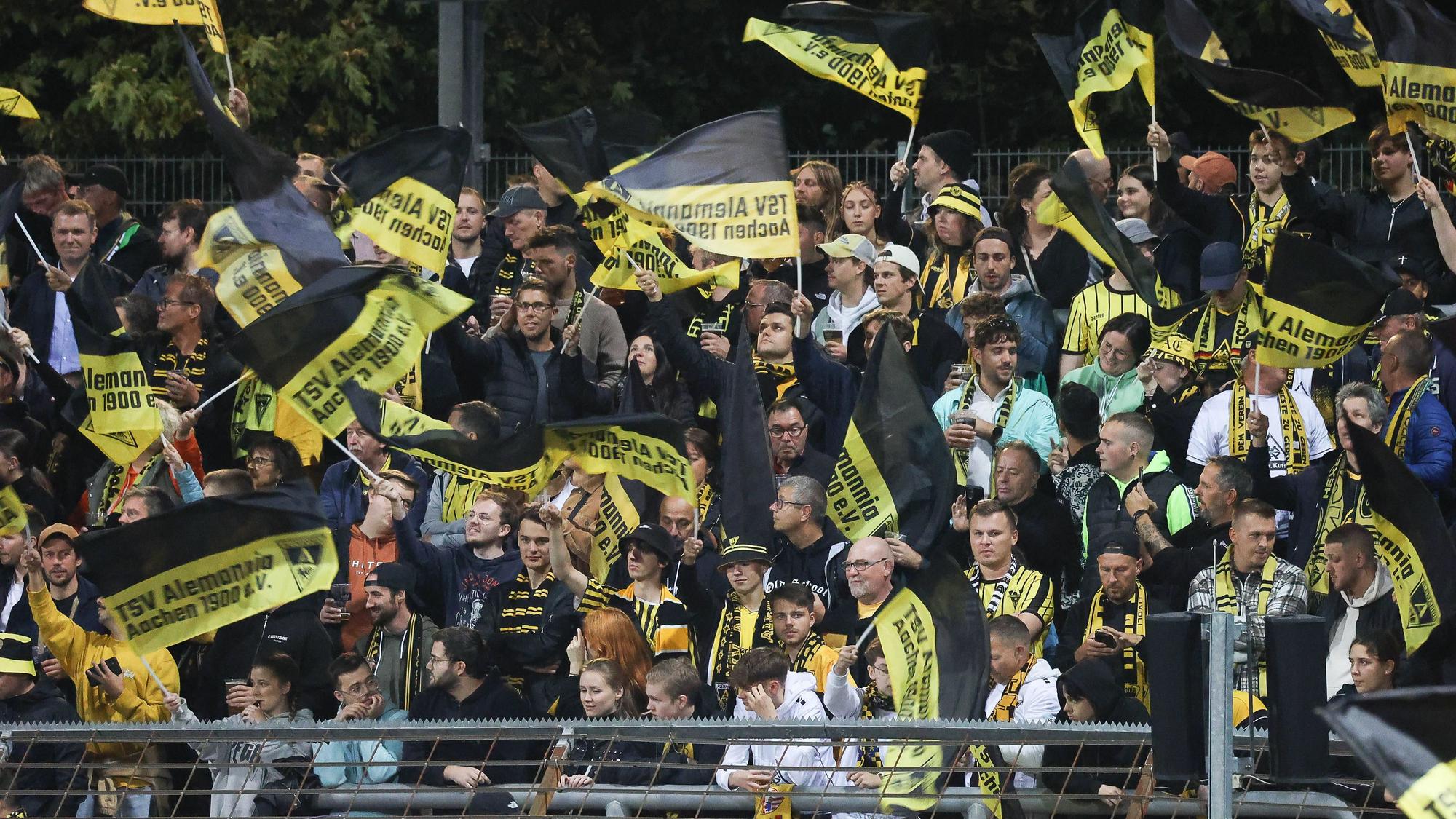 Aachener Fans, SC Fortuna Koeln vs. TSV Alemannia Aachen, Fussball-Regionalliga West, Fussball, 10. Spieltag, 06.10.2023, SC Fortuna Koeln vs. TSV Alemannia Aachen, Fussball-Regionalliga West, Fussball, 10. Spieltag, 06.10.2023, Koeln *** Aachen fans, SC Fortuna Koeln vs TSV Alemannia Aachen, football regional league west, football, 10 match day, 06 10 2023, SC Fortuna Koeln vs TSV Alemannia Aachen, football regional league west, football, 10 match day, 06 10 2023, Koeln Copyright: xEibner-Pressefoto/JoergxNiebergax EP_JNL