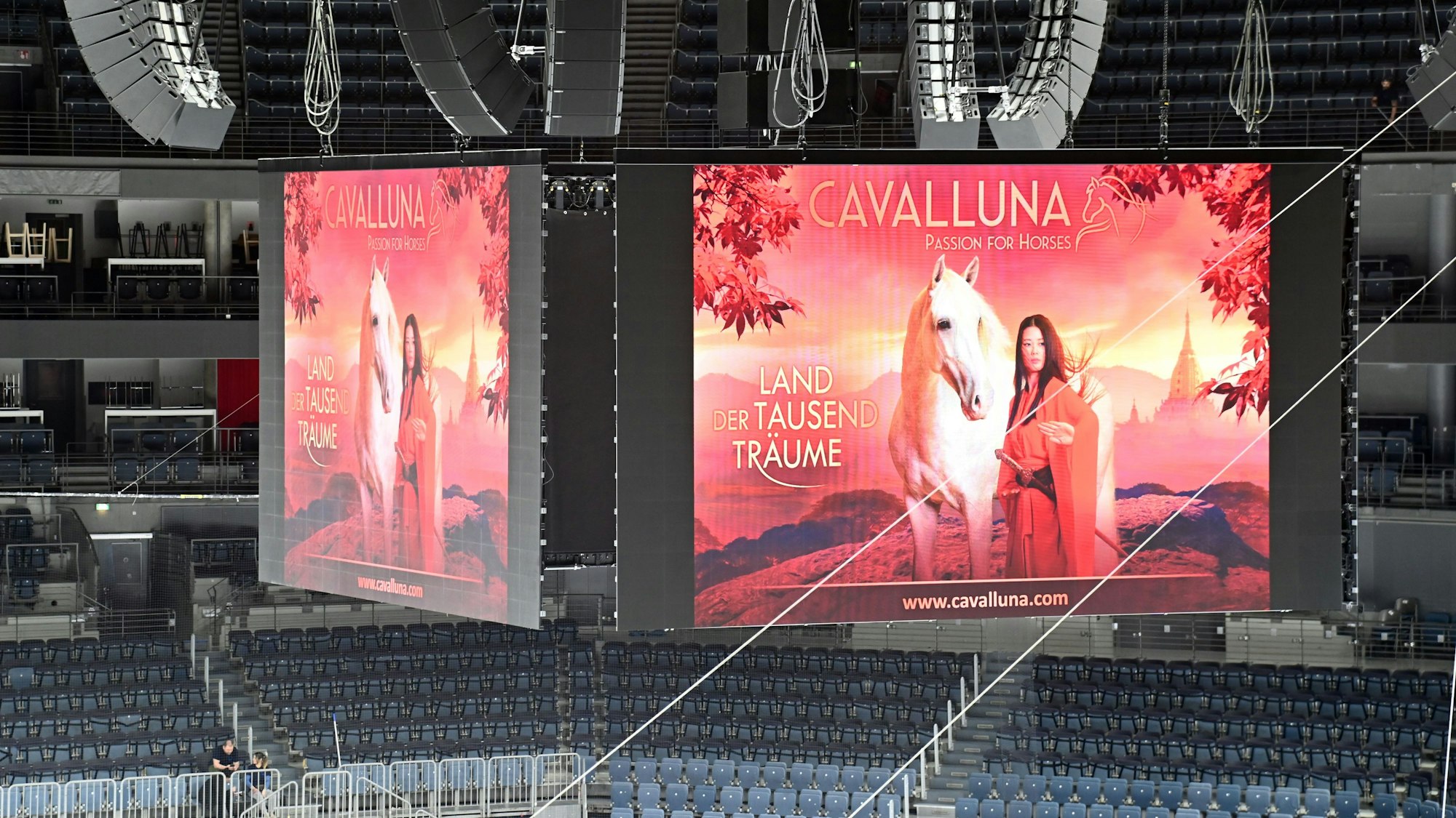 Auf dem Foto ist eine Leinwand mit Werbung für die Pferdeshow Cavalluna in der Lanxess Arena zusehen.