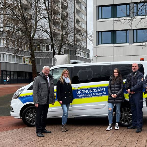 Zu sehen ist der Wagen des Brühler Ordnungsdienstes (BOD) sowie Bürgermeister Dieter Freytag und einige Mitarbeiter des BOD.