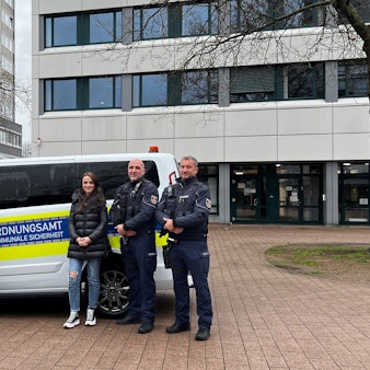 Zu sehen ist der Wagen des Brühler Ordnungsdienstes (BOD) sowie Bürgermeister Dieter Freytag und einige Mitarbeiter des BOD.