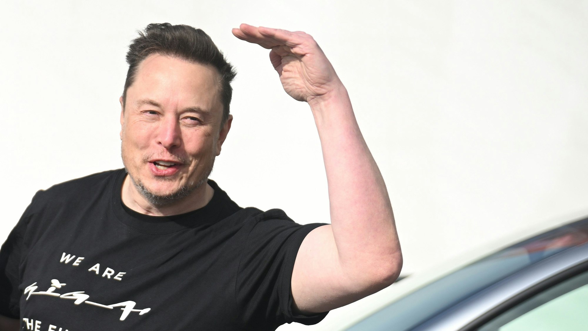 Tesla-Chef Elon Musk verlässt die Tesla Gigafactory Berlin-Brandenburg.