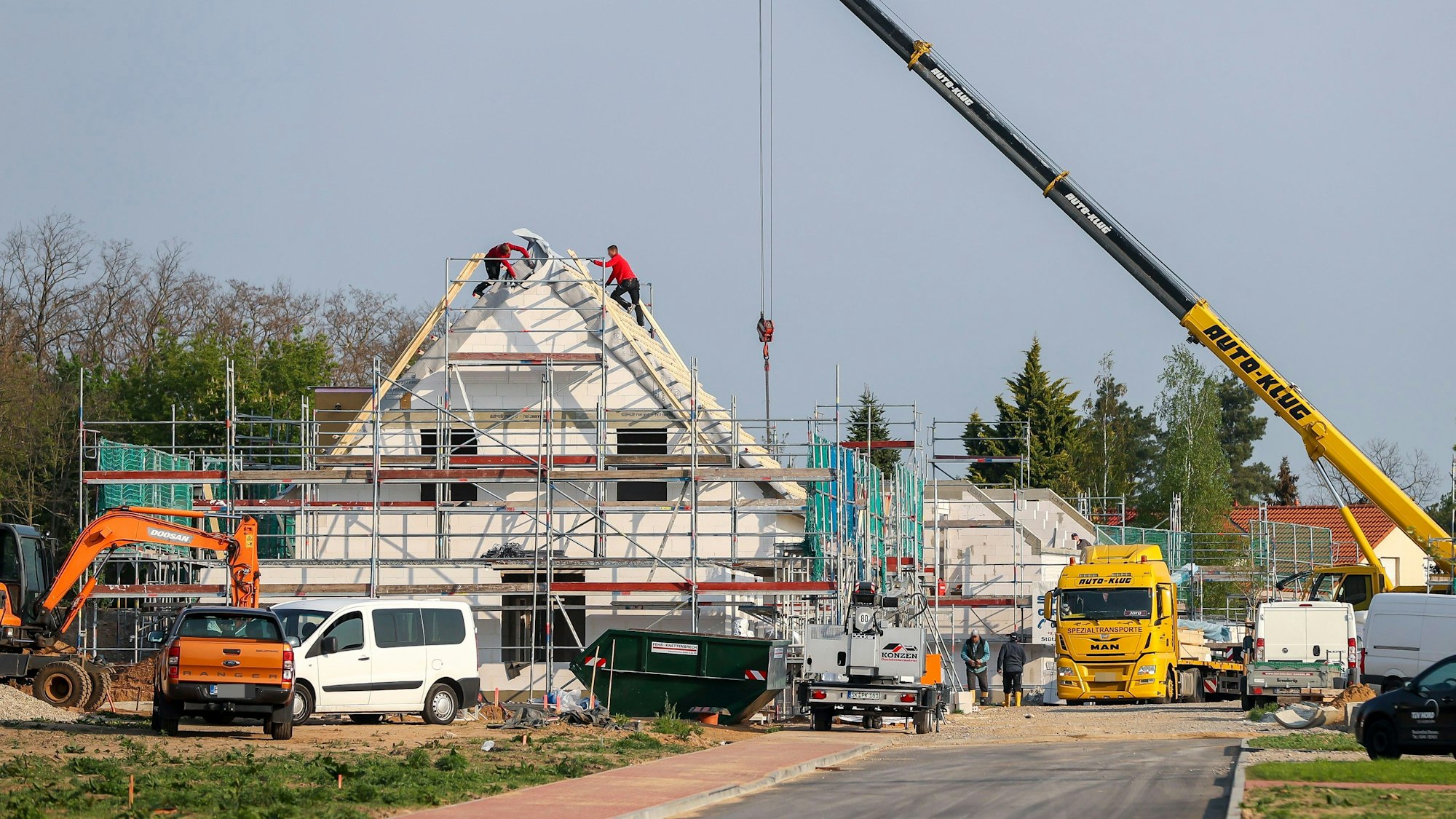 Das Bild zeigt die Baustelle eines Familienhauses.