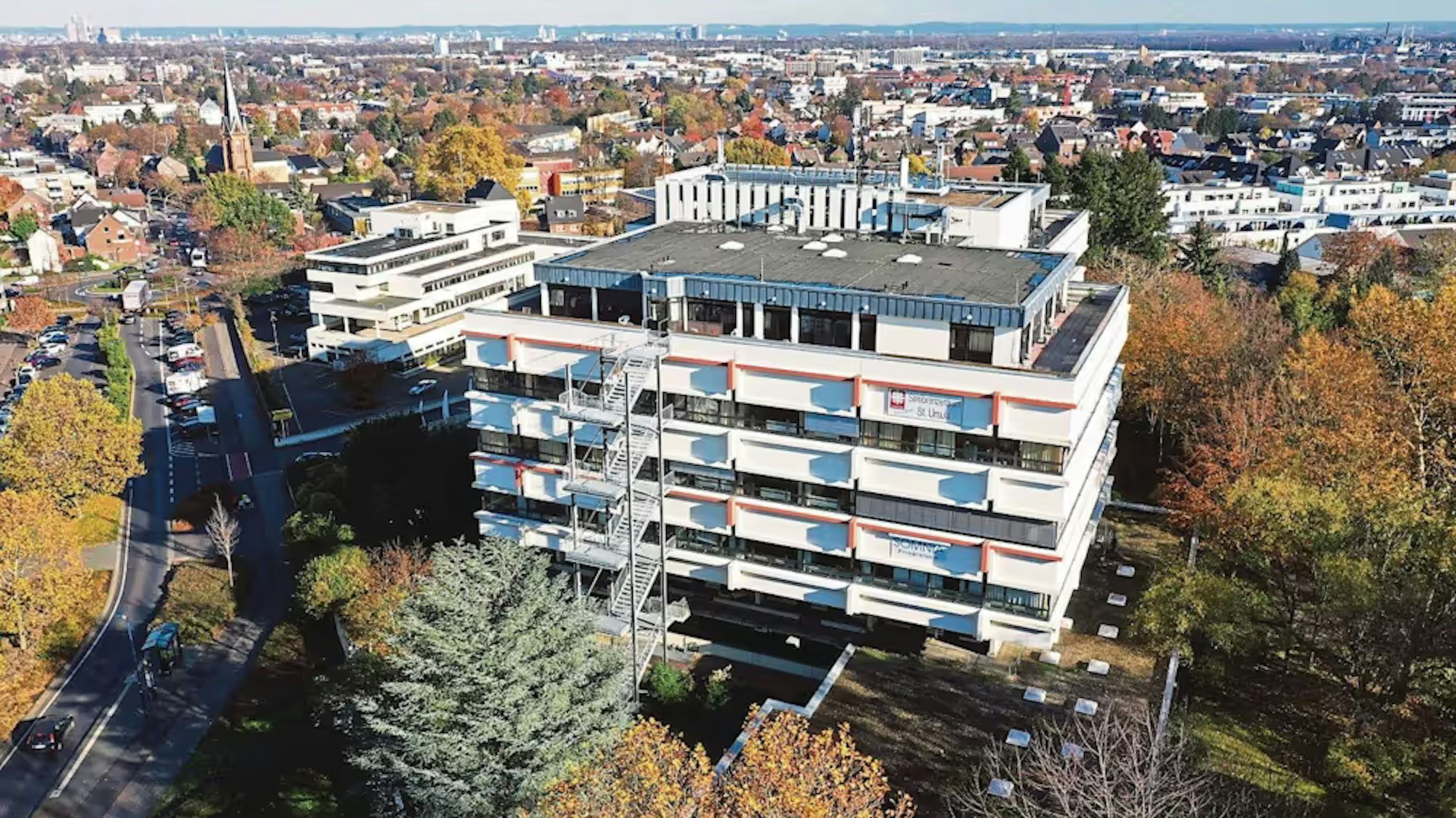 Auf dem Foto ist das Seniorenheim der Caritas in Hürth zu sehen, in dem eine 80-Jährige zu Tode gekommen ist.