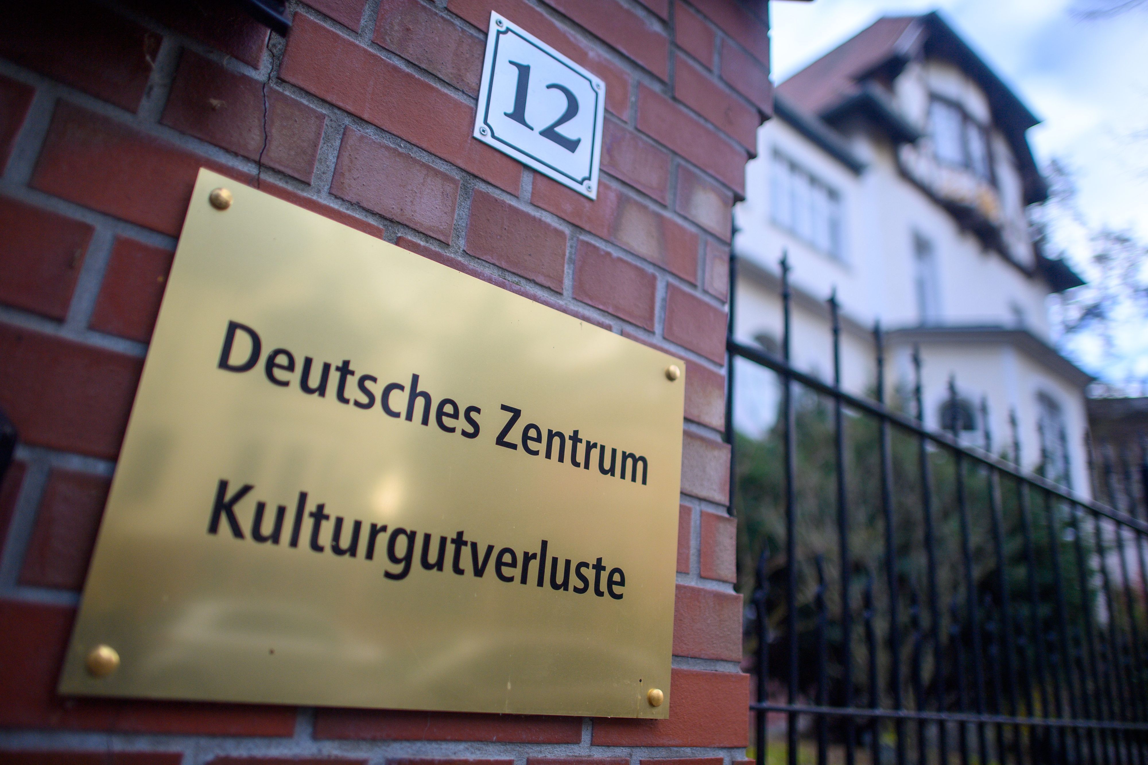„Deutsches Zentrum Kulturgutverluste“ ist auf einem Schild zu lesen.
