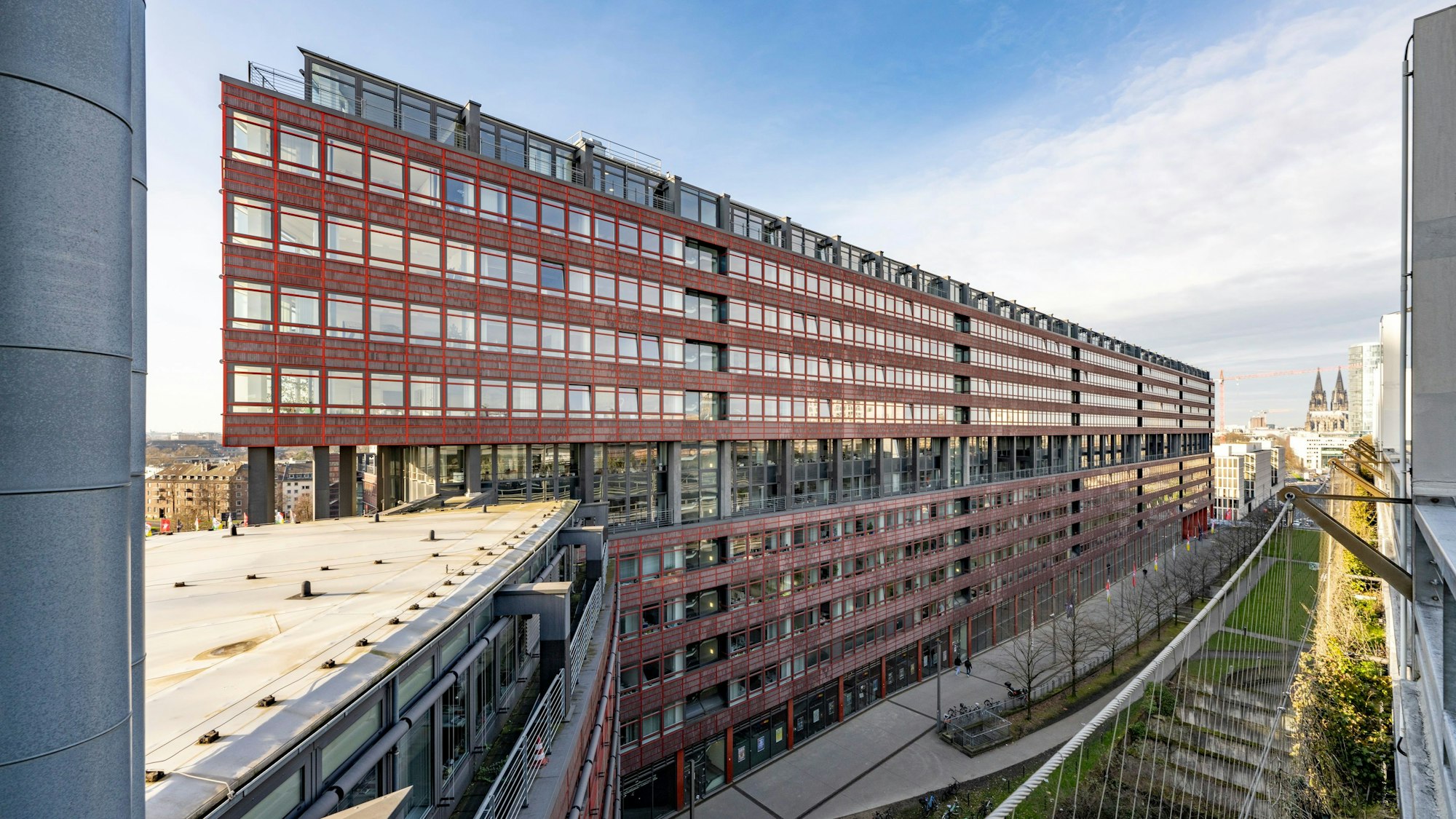 29.02.2024, Köln: Das Stadthaus Deutz beherbertgt das Technische Rathaus der Stadt Köln. Das Gebäude ist ein Sanierungsfall, aber die Stadt ist hier nur Mieter. Die Zukunft der Liegenschaft ist offen. Foto: Uwe Weiser