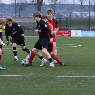 Wenig Platz hatten Tim Krämer und Tobias Rick, die hier von vier Wenau-Spielern umringt werden.