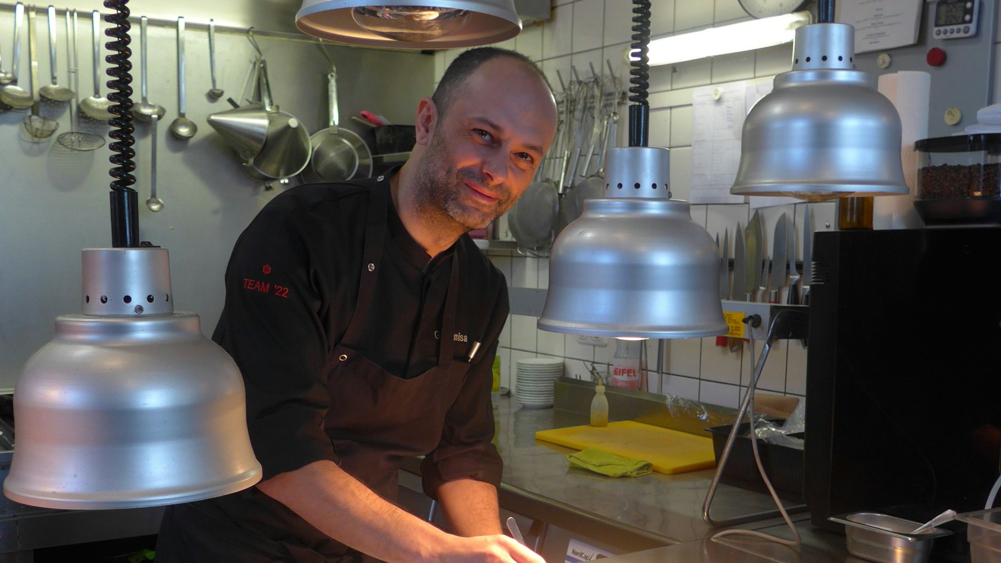 Ein Koch arbeitet in einer Küche.