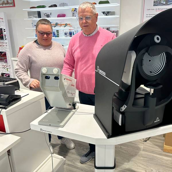 Optikermeister Lothar Kunz mit seiner Enkeltochter Leonie Ziarnetzki, die auch gelernte Augenoptikerin ist.