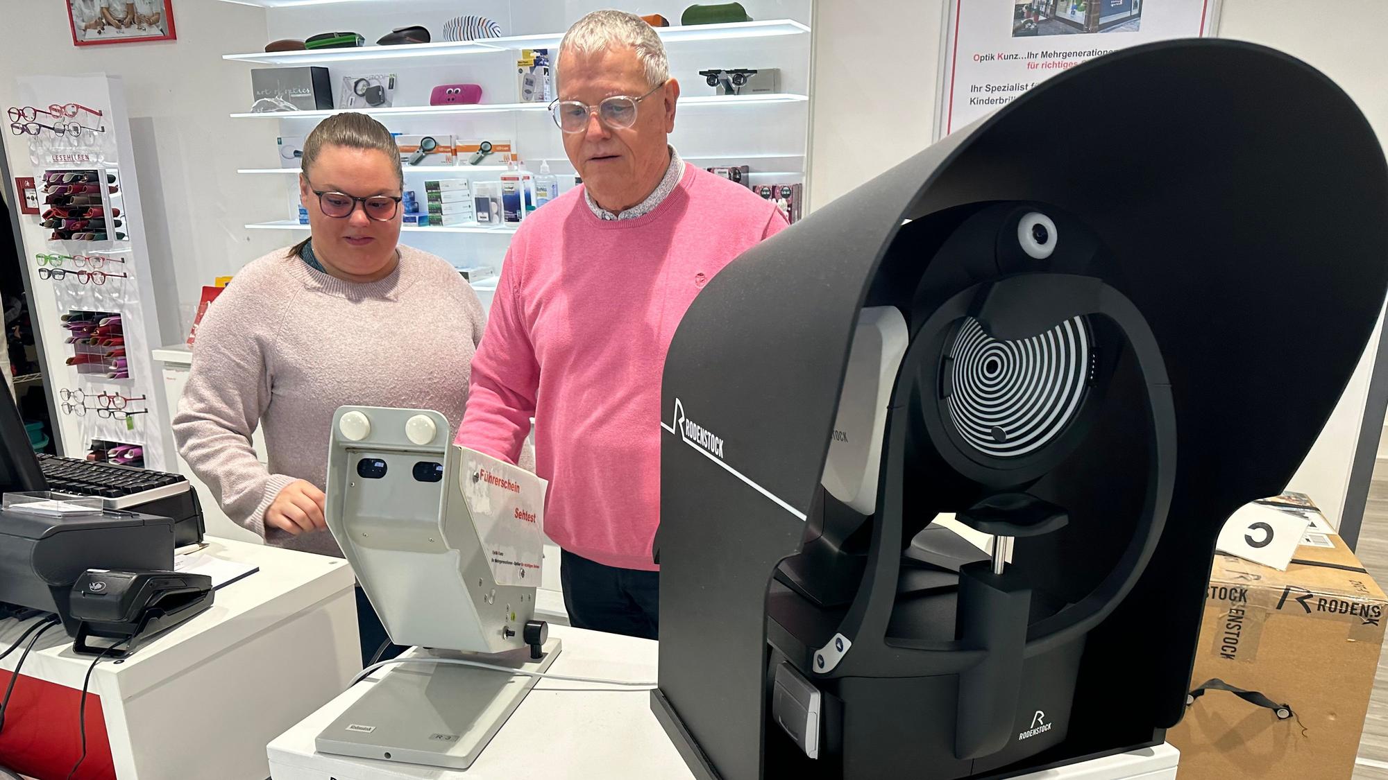Optikermeister Lothar Kunz mit seiner Enkeltochter Leonie Ziarnetzki, die auch gelernte Augenoptikerin ist.