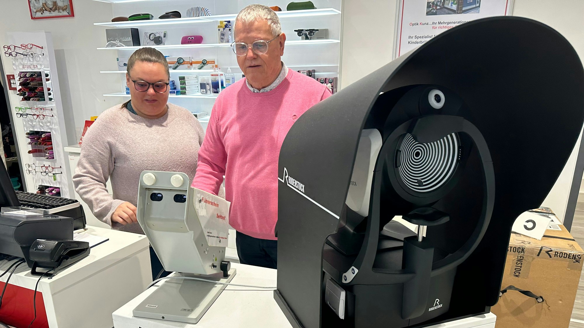 Optikermeister Lothar Kunz mit seiner Enkeltochter Leonie Ziarnetzki, die auch gelernte Augenoptikerin ist.
