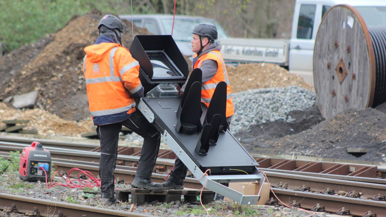 Bauarbeiten am Bahnhof Köln-West der DB-Tochter InfraGo für die neuen elektronischen Stellwerke im Bahnknoten Köln