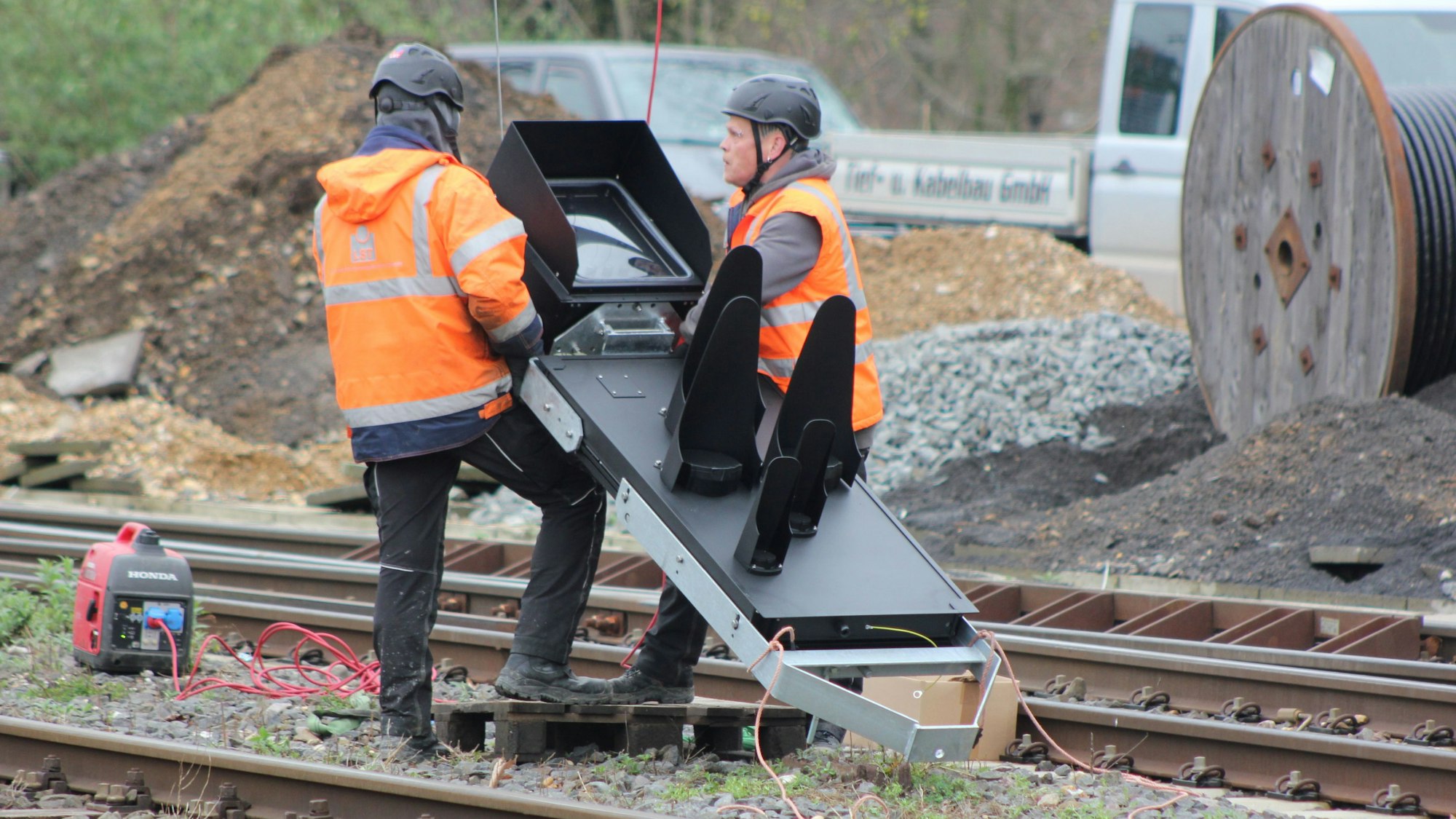 Bauarbeiten am Bahnhof Köln-West der DB-Tochter InfraGo für die neuen elektronischen Stellwerke im Bahnknoten Köln