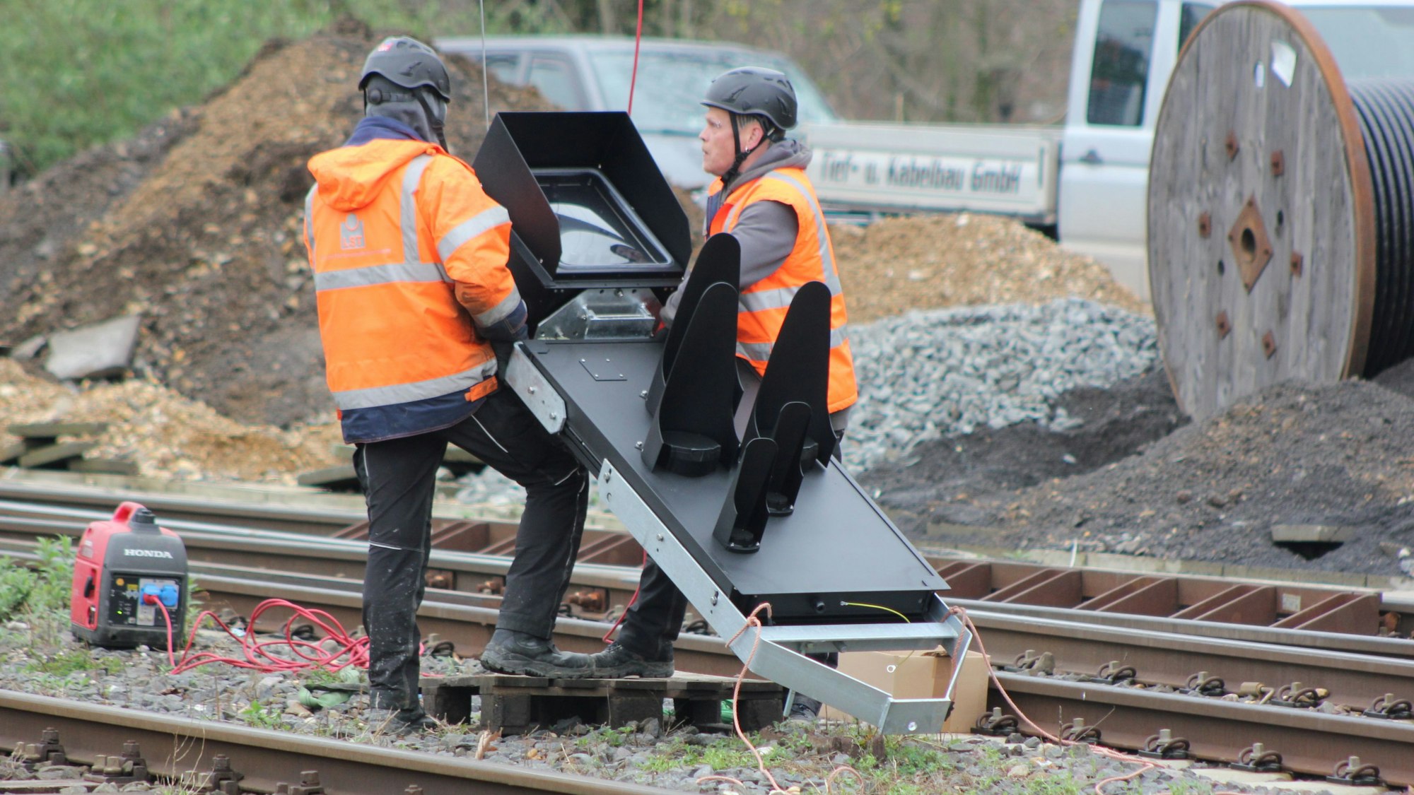 Bauarbeiten am Bahnhof Köln-West der DB-Tochter InfraGo für die neuen elektronischen Stellwerke im Bahnknoten Köln