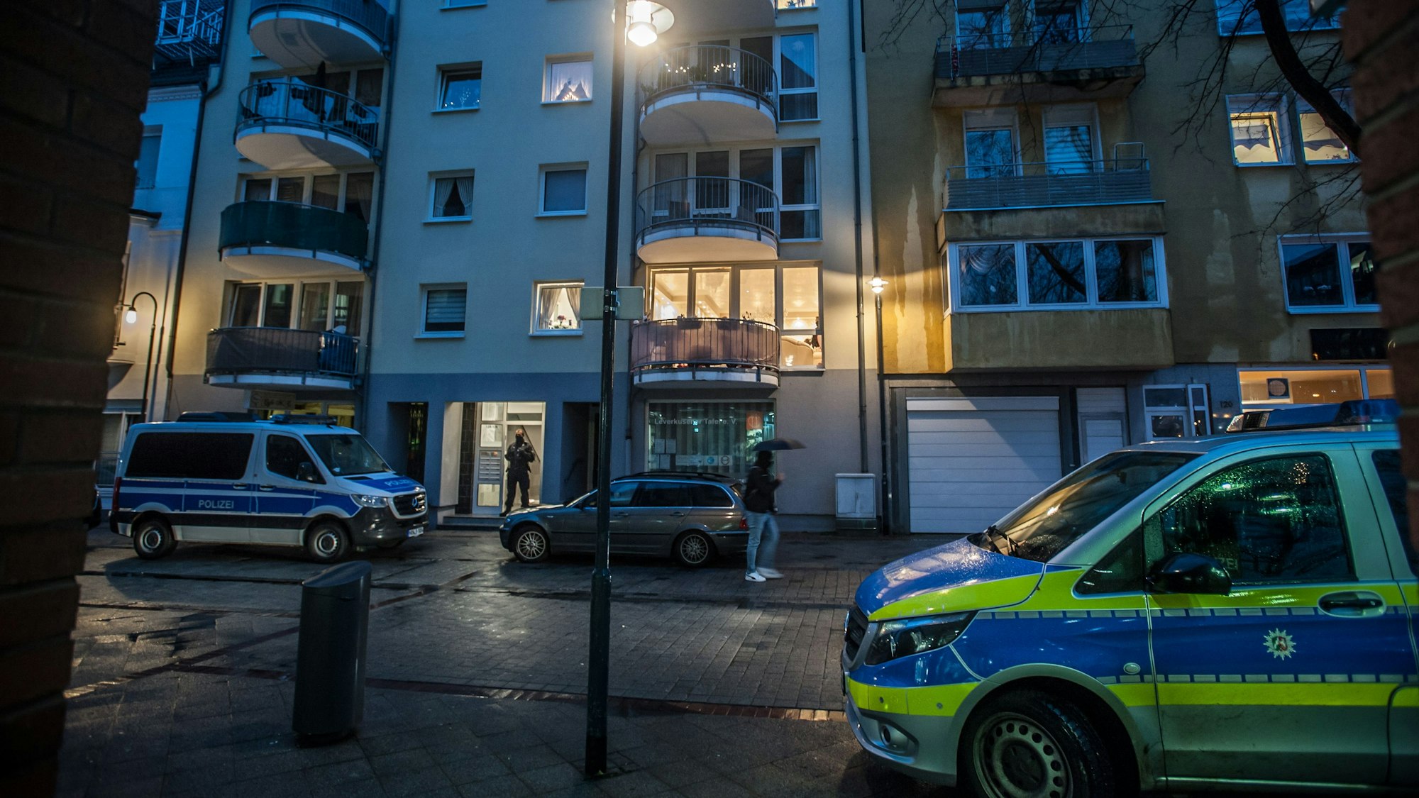 Streifenwagen während einer Razzia bei der Großfamilie auf der Hauptstraße in Wiesdorf