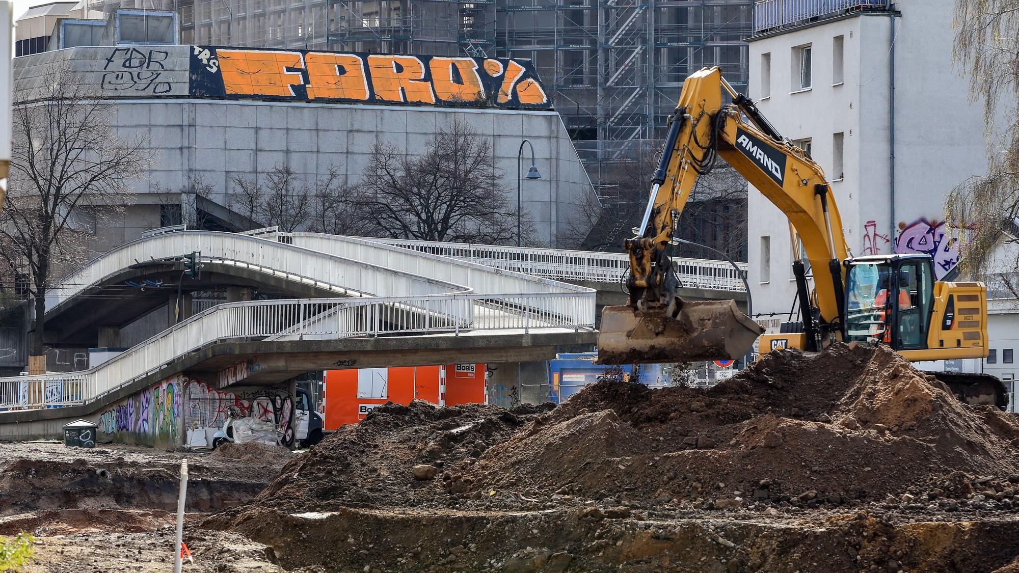 Der Aufgang zur Fußgängerbrücke an der Luxemburger Straße, Ecke Greinstraße wird ab Montag (18. März) abgebrochen.