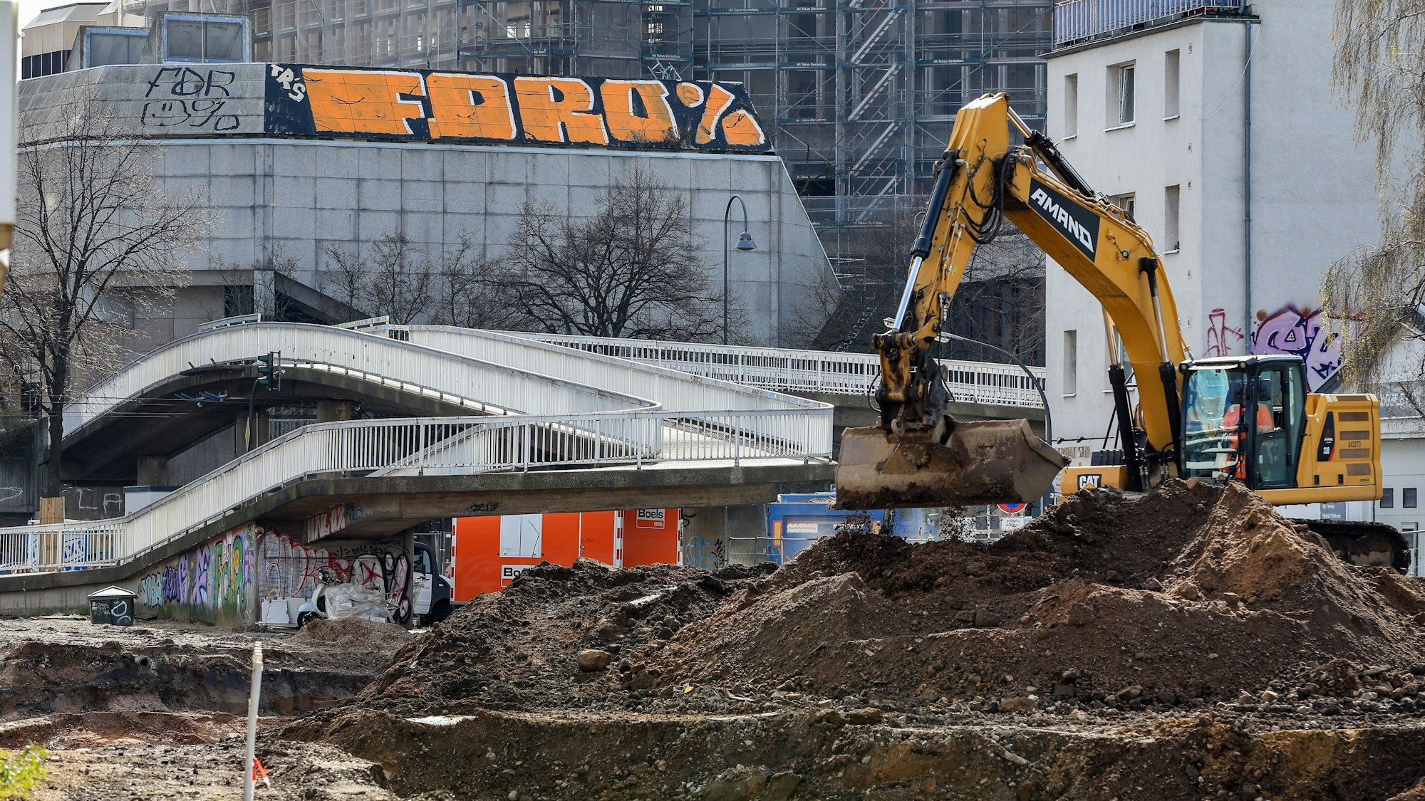Der Aufgang zur Fußgängerbrücke an der Luxemburger Straße, Ecke Greinstraße wird ab Montag (18. März) abgebrochen.