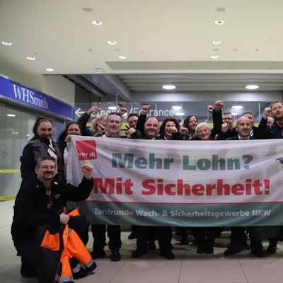 Beschäftigte der Sicherheitskontrolle für Reisende streiken vor der Sicherheitskontrolle am Flughafen Köln/Bonn.