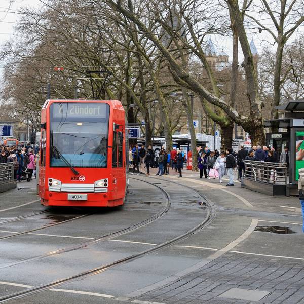 Eine KVB-Bahn fährt auf dem Kölner Neumarkt.