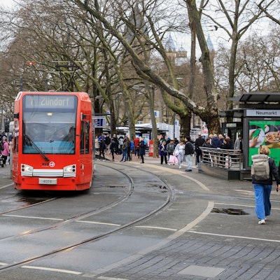 Eine KVB-Bahn fährt auf dem Kölner Neumarkt.