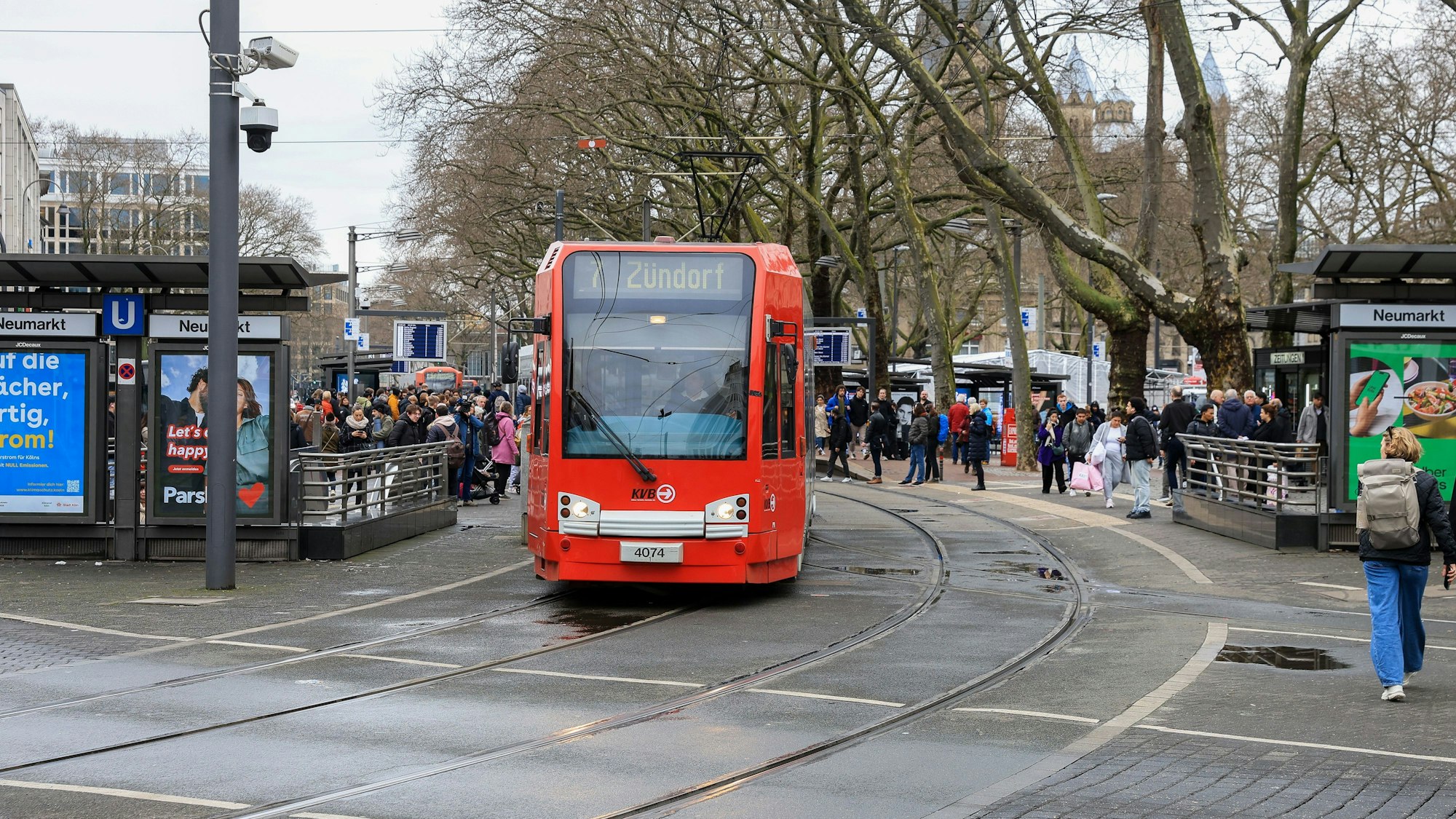 Eine KVB-Bahn fährt auf dem Kölner Neumarkt.