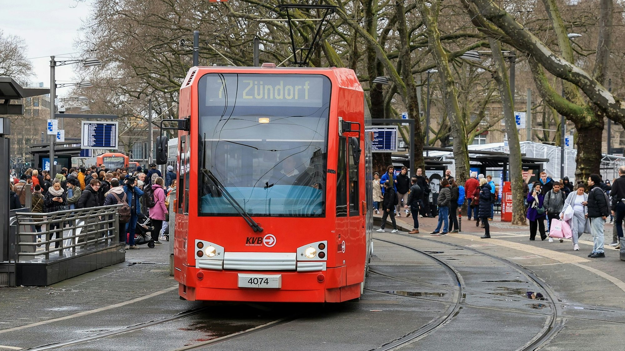 KVB-Bahn auf dem Neumarkt