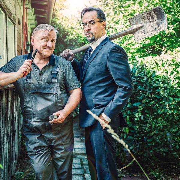 Thiel (Axel Prahl) und Professor Boerne (Jan Josef Liefers, r) verschlägt es in den Schrebergarten.