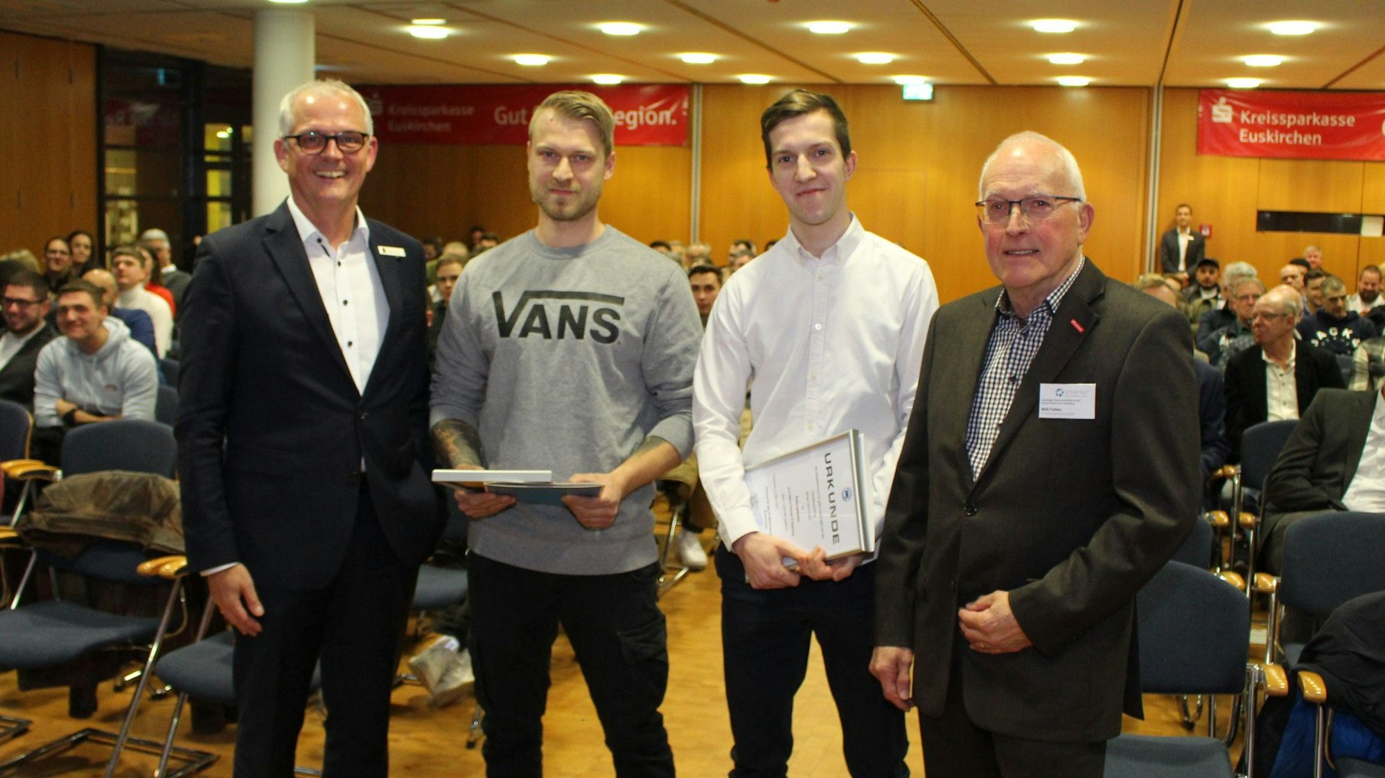 Holger Glück (l.) und Willi Fetten (r.) mit den beiden Gesellen Pierre Morawe (2.v.l.) und Max Moog.