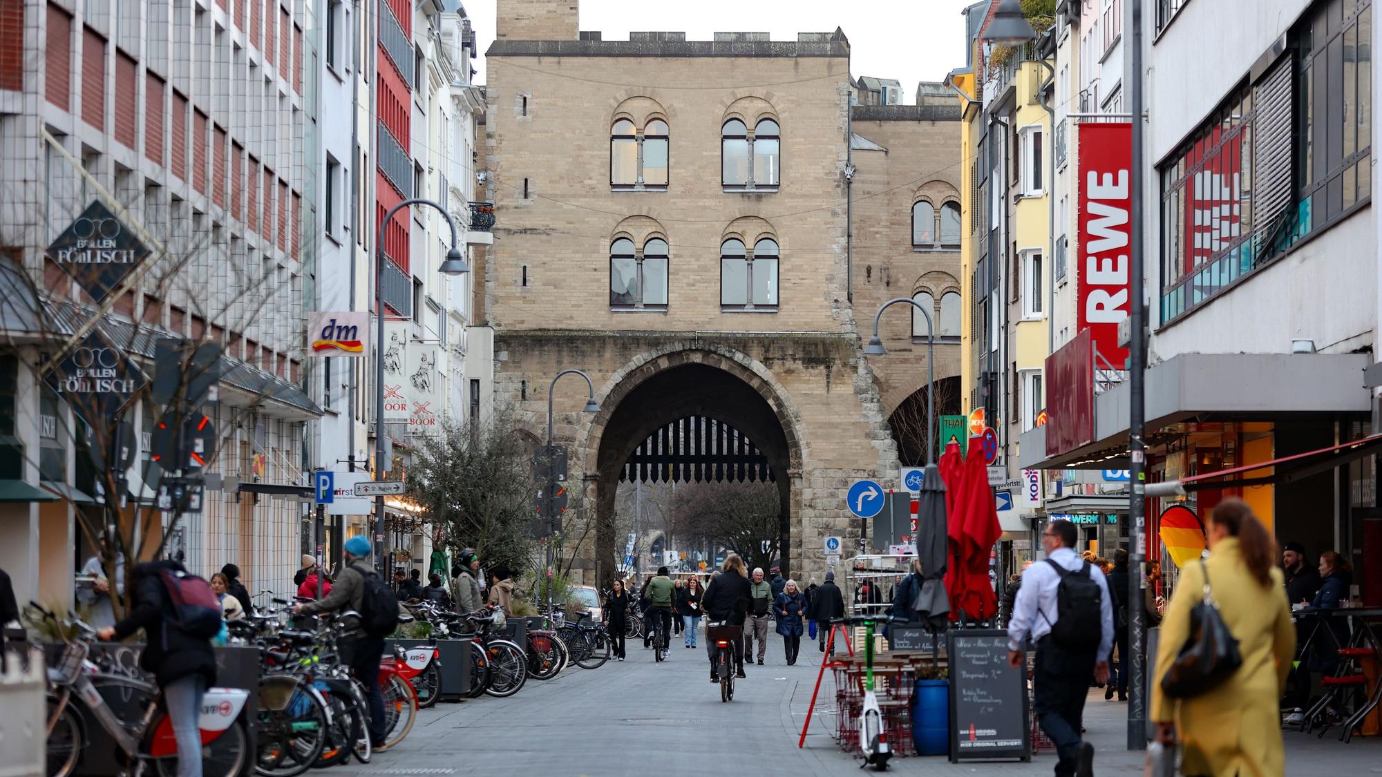 Einkaufsstraße Eigelstein an der Eigelsteintorburg