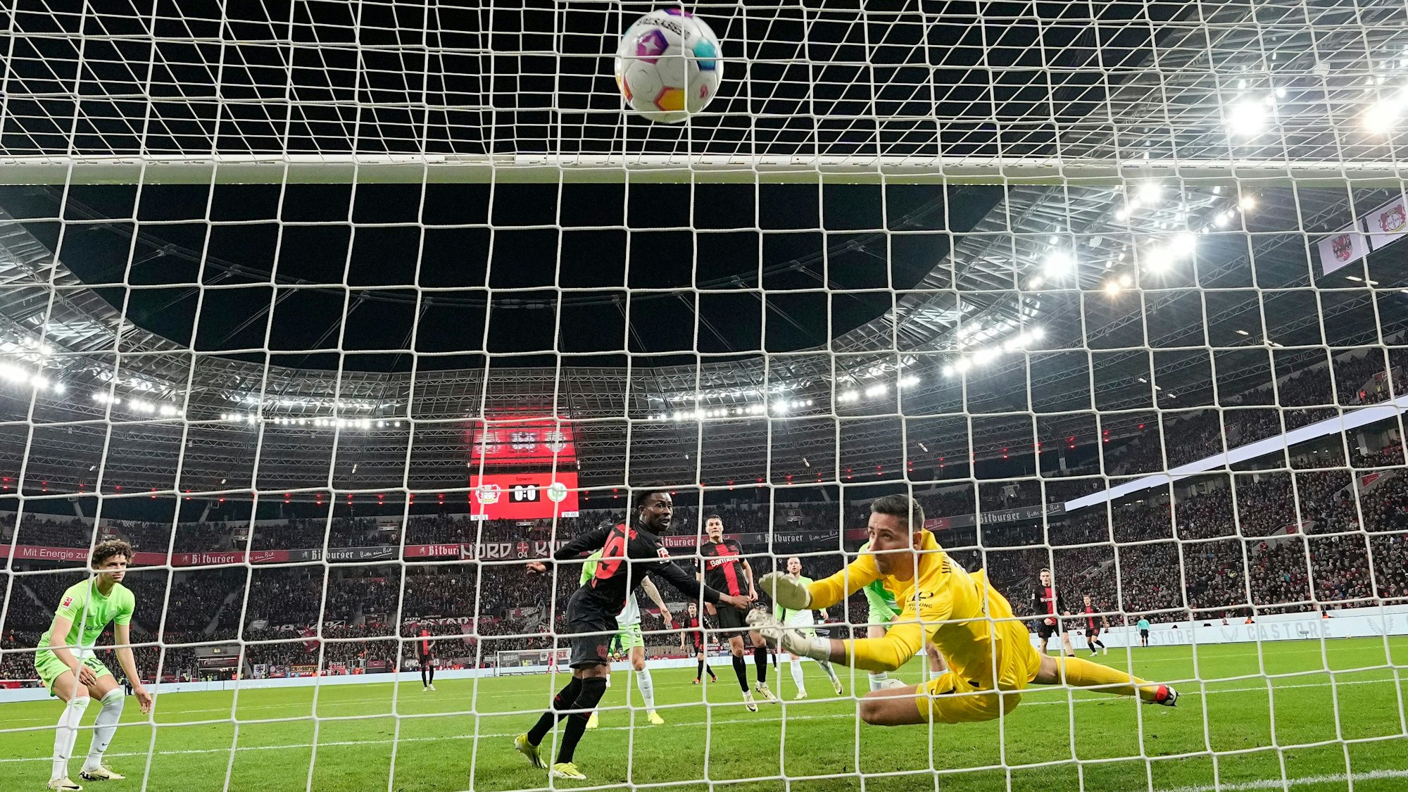 Leverkusens Nathan Tella trifft gegen den VfL Wolfsburg