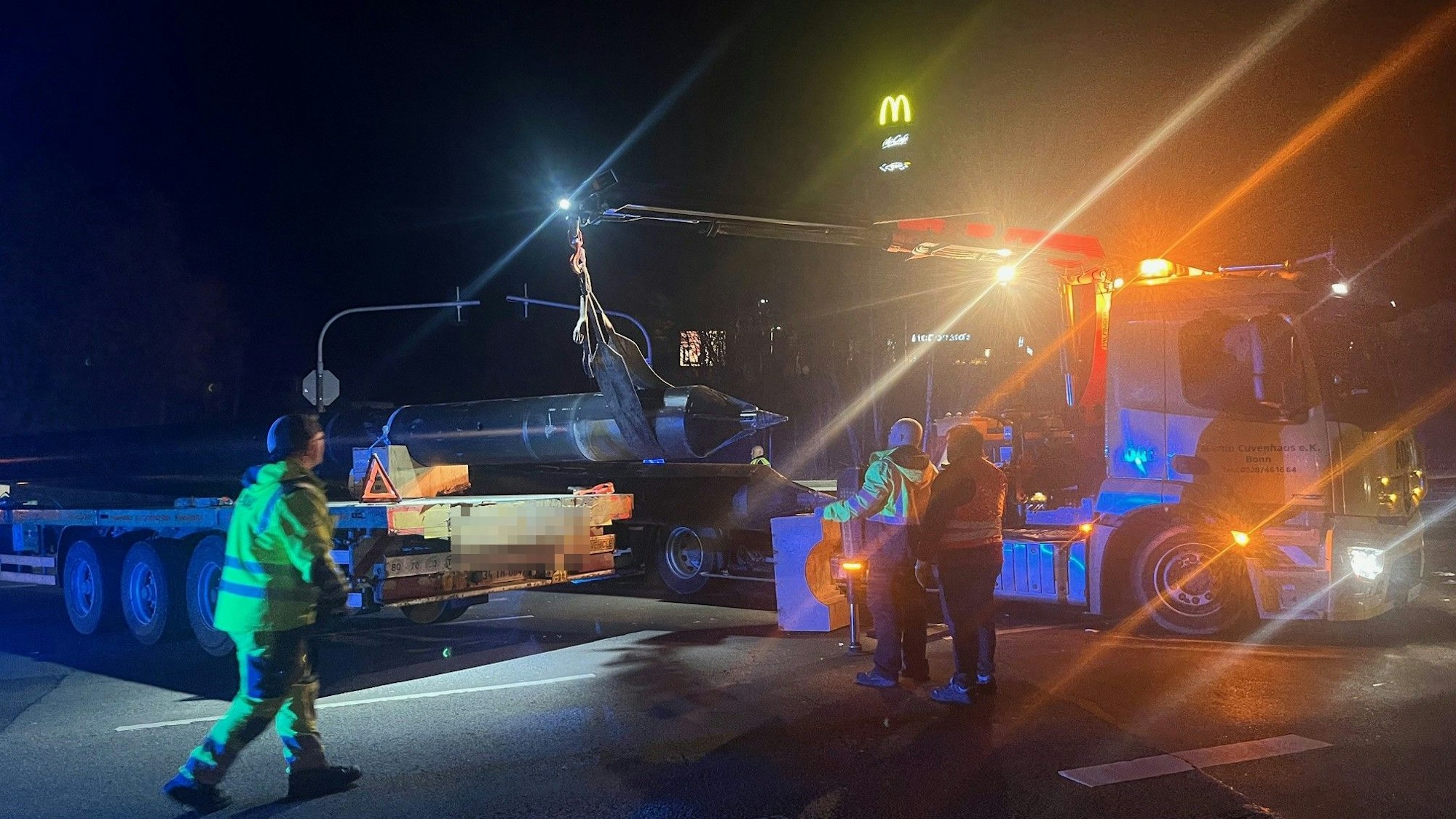 Ein Abschleppunternehmen hob die beiden Stahlträger mit einem Kran wieder auf den Hänger des Lkw.