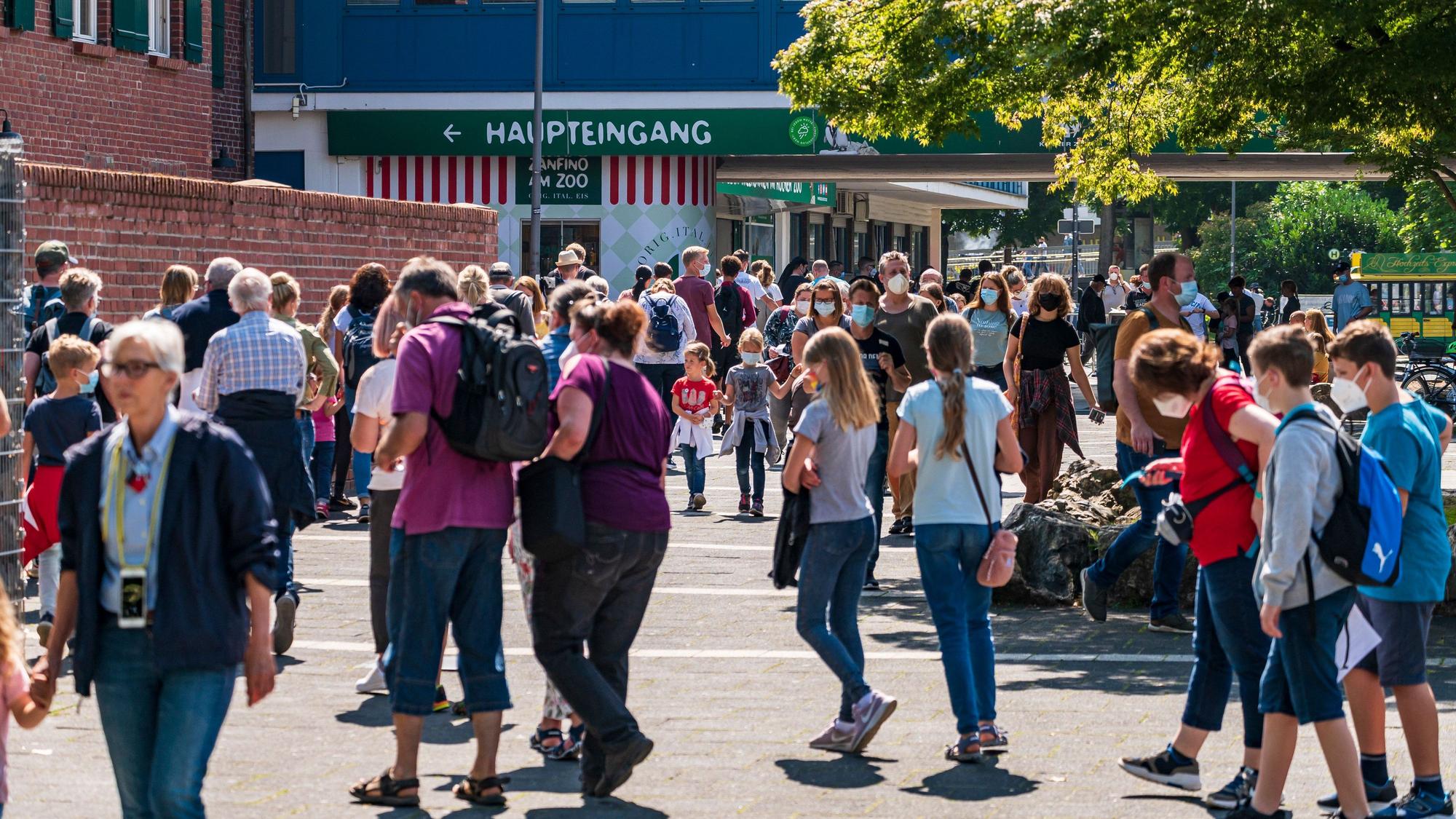 Viele Menschen sind vor dem Haupteingang des Zoos zu sehen.