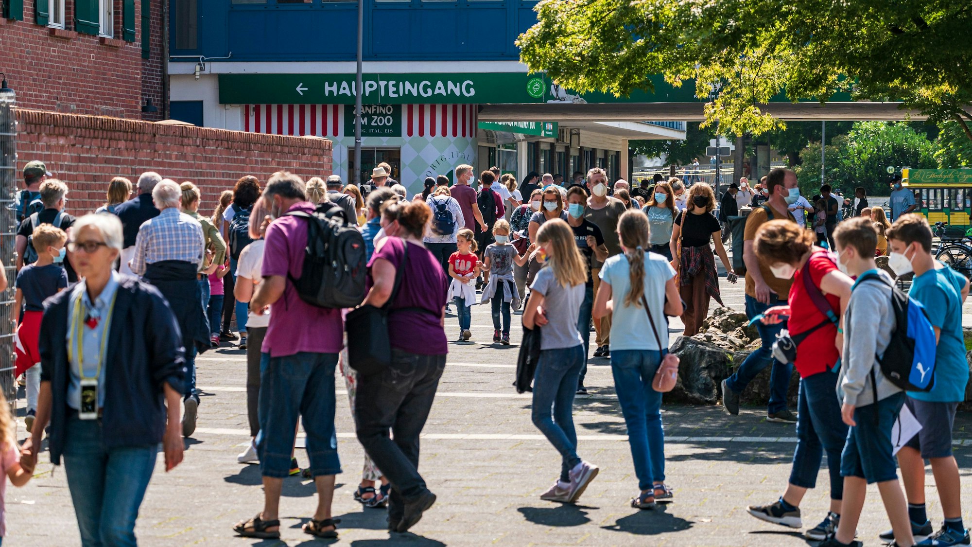 Viele Menschen sind vor dem Haupteingang des Zoos zu sehen.