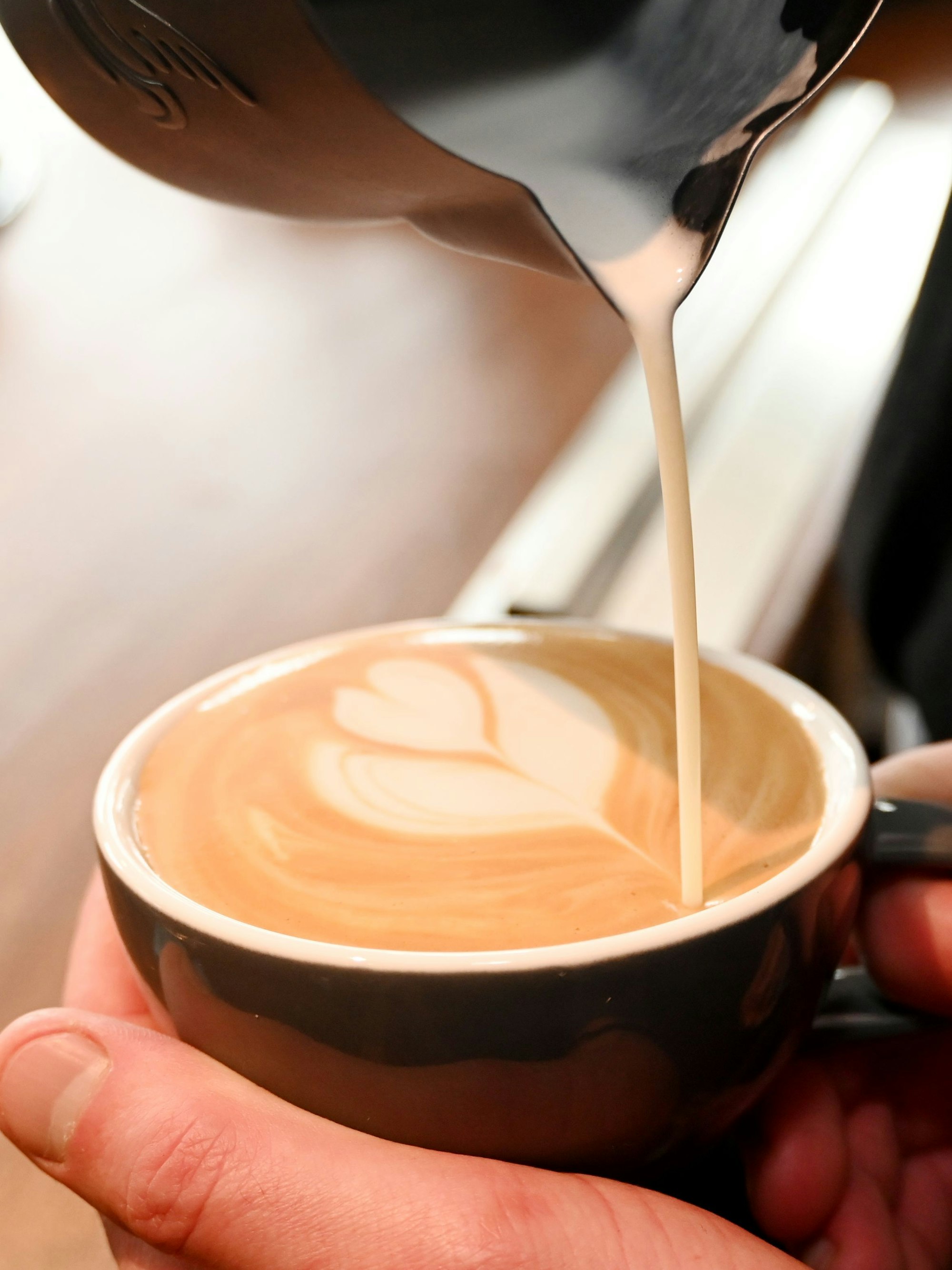 Ein Cappuccino wird zubereitet.