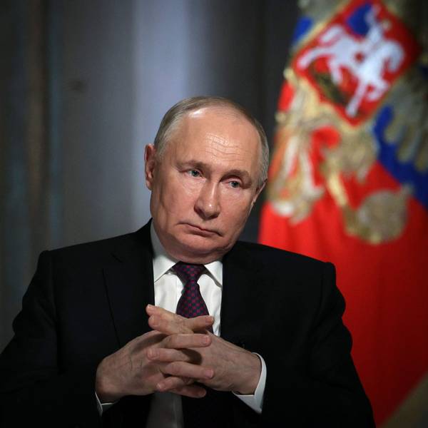 Kremlchef Wladimir Putin beim Interview mit dem Generaldirektor der Mediengruppe „Rossiya Segodnya“, Dmitry Kisseljow. Jetzt zu verhandeln, sei „irgendwie absurd“, erklärte Putin.