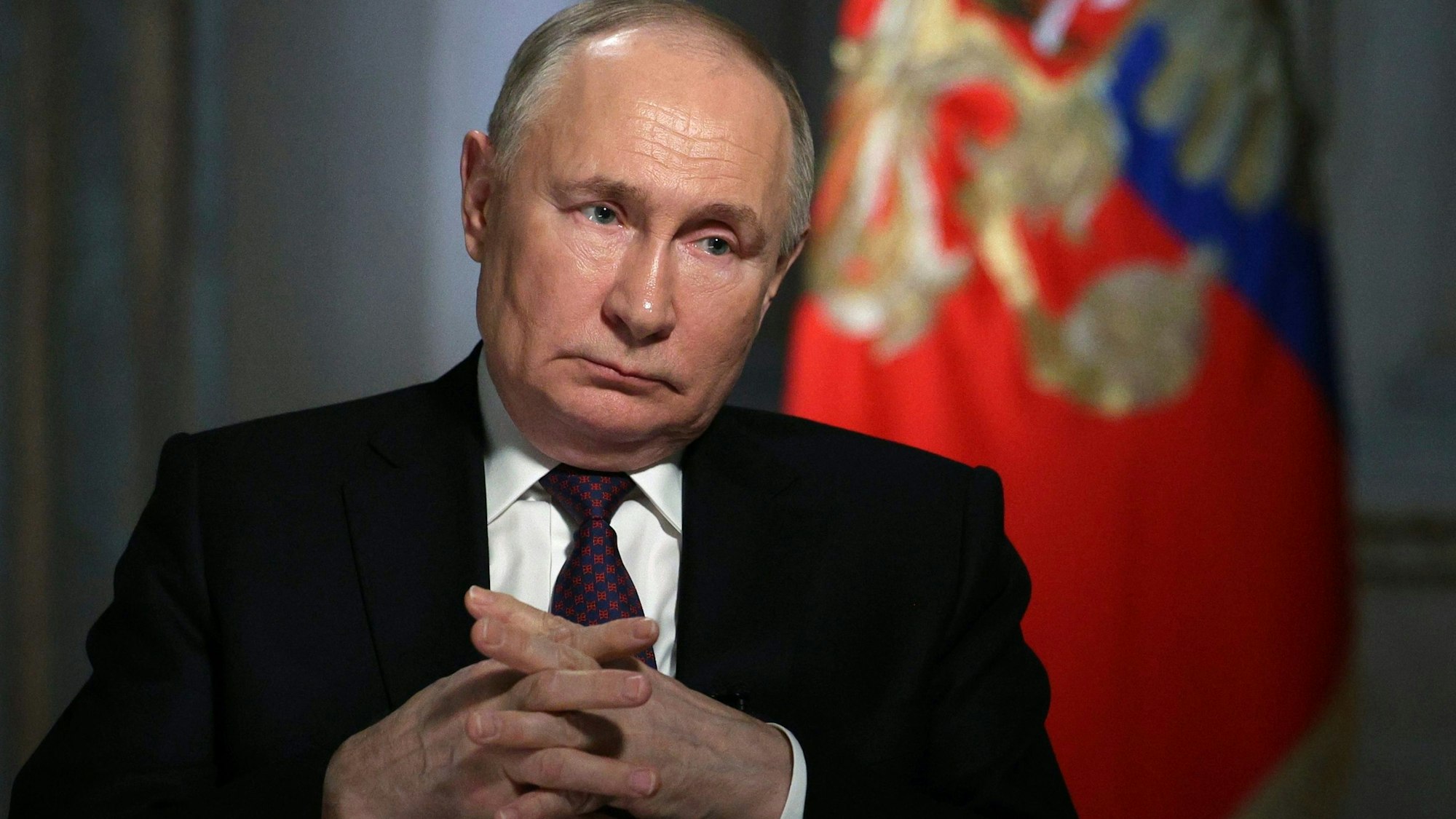 Kremlchef Wladimir Putin beim Interview mit dem Generaldirektor der Mediengruppe „Rossiya Segodnya“, Dmitry Kisseljow. Jetzt zu verhandeln, sei „irgendwie absurd“, erklärte Putin.