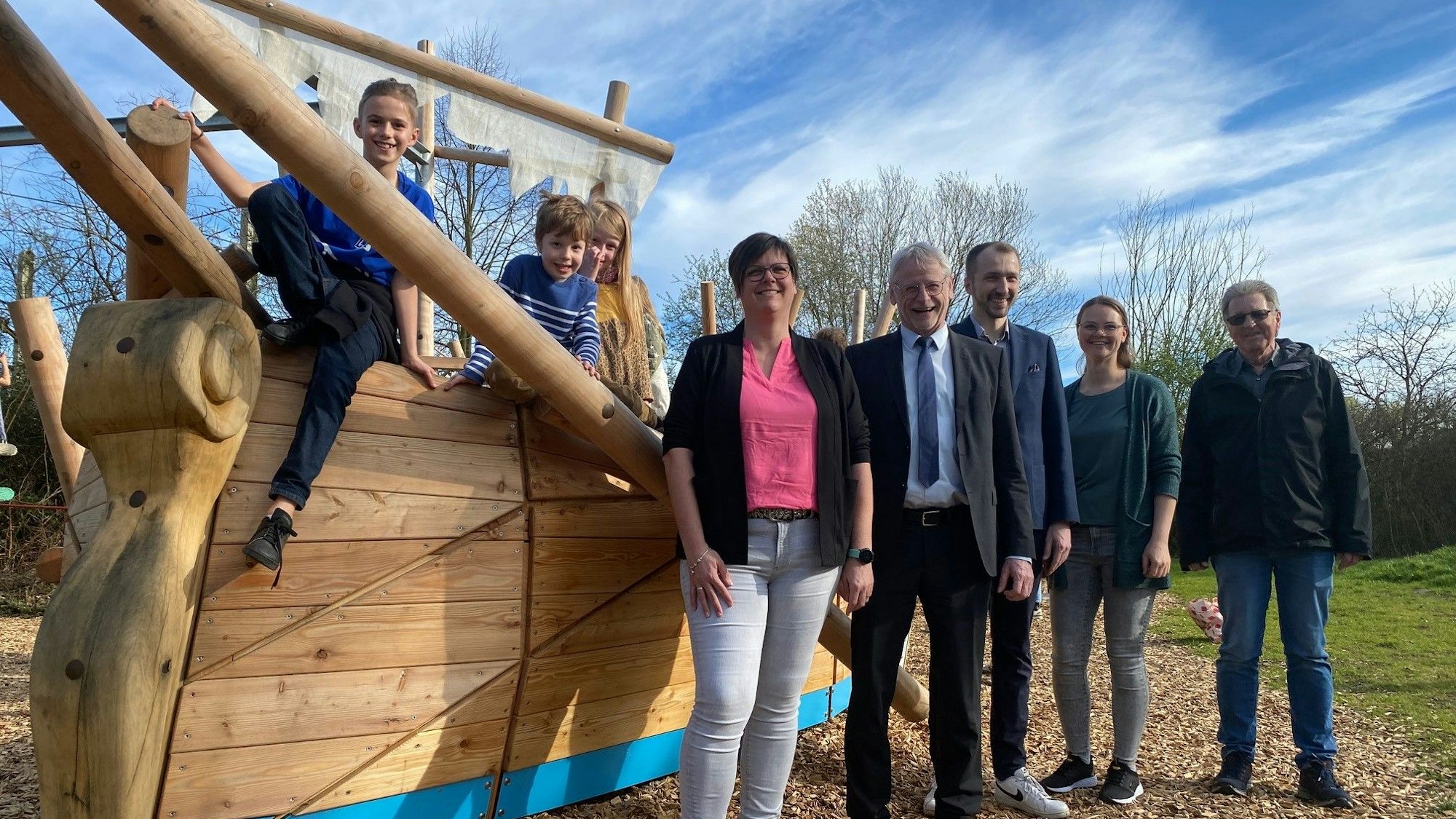 Zu sehen ist das Spielgerät in Form eines Schiffes sowie die Vertreter von Verwaltung und Politik.