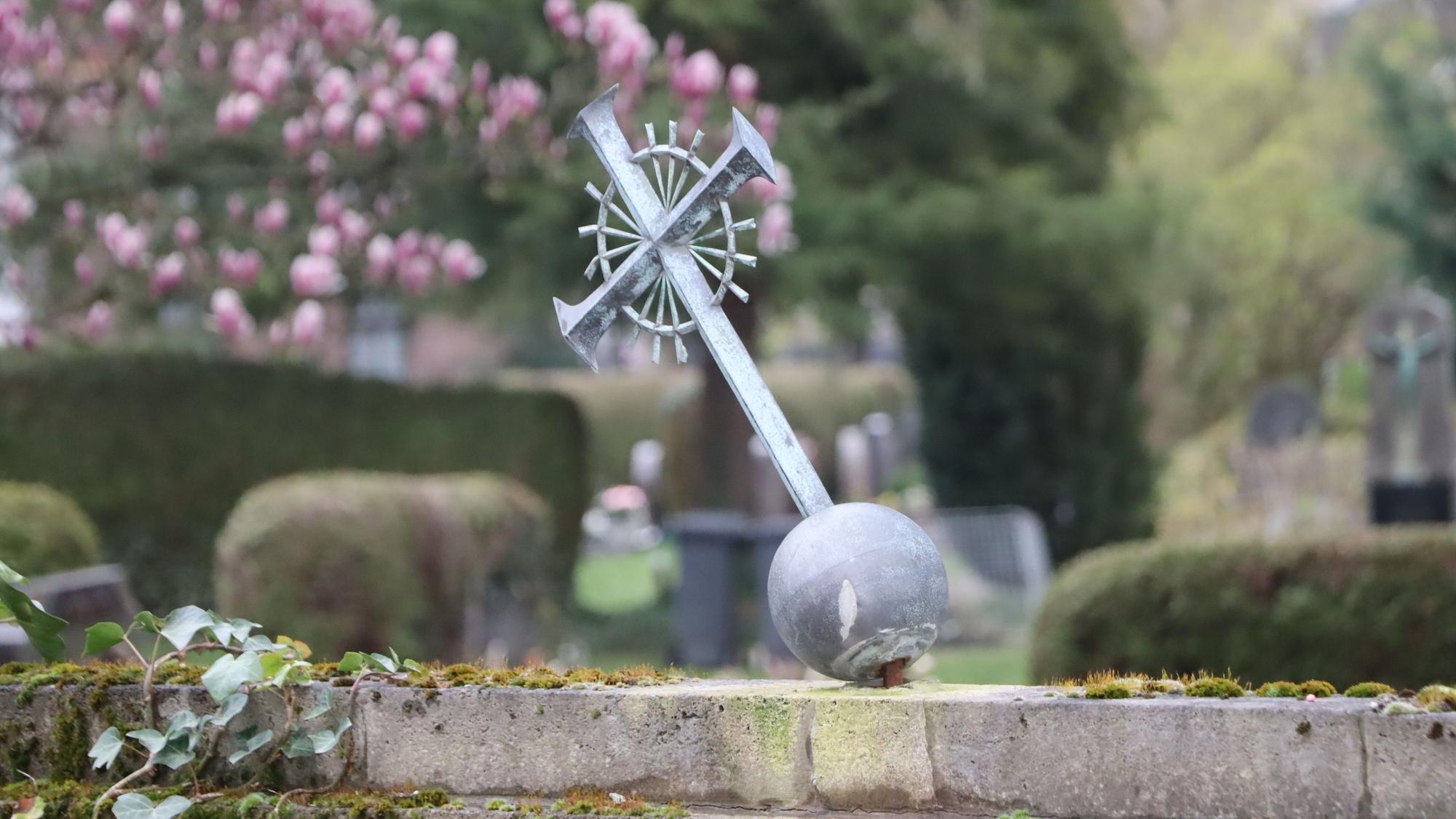 Das Foto zeigt Grabschmuck auf einem Friedhof.