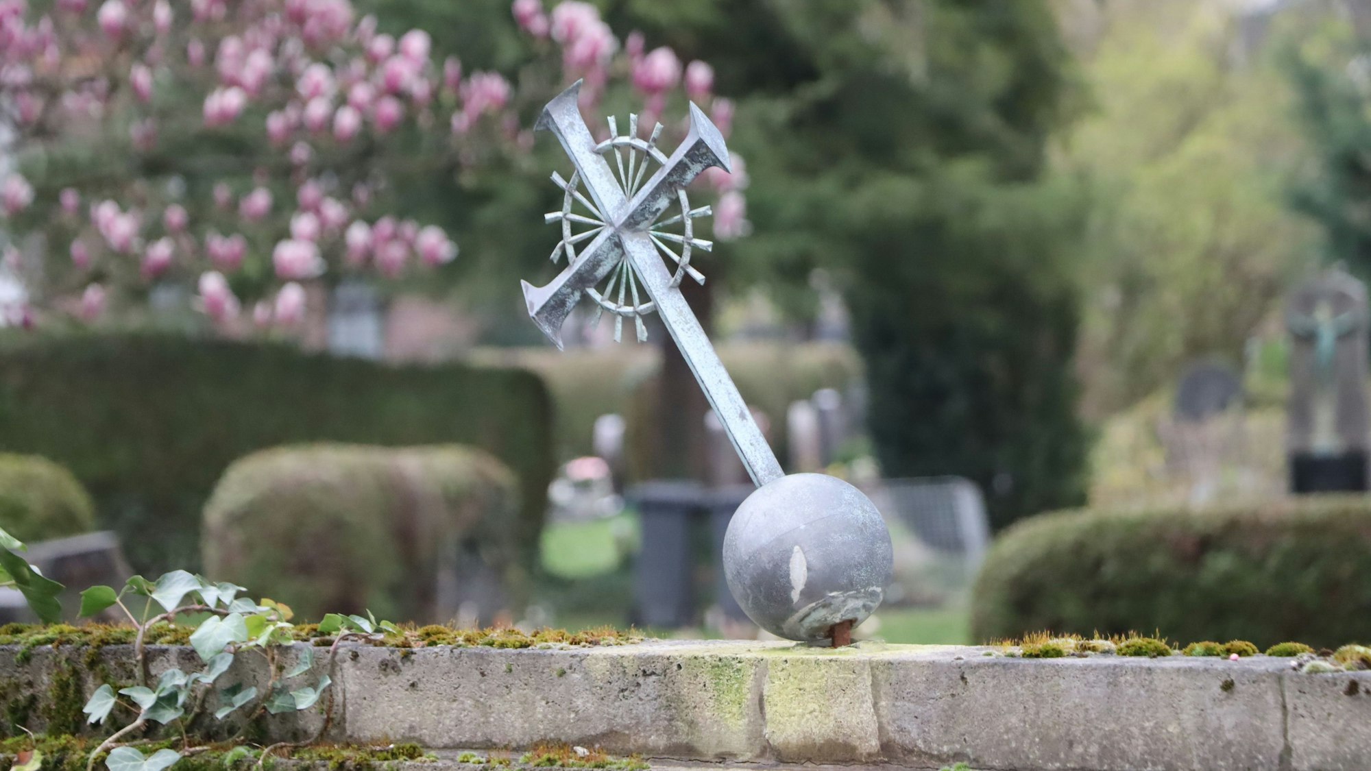 Das Foto zeigt Grabschmuck auf einem Friedhof.