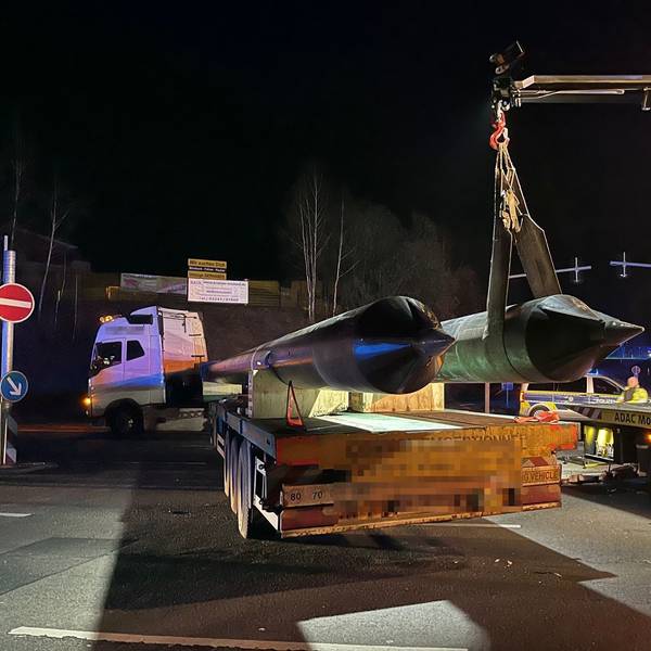 Der Lkw hatte zwei etwa fünf Tonnen schwere Stahlträger geladen, die über die Ladefläche hinausragten.