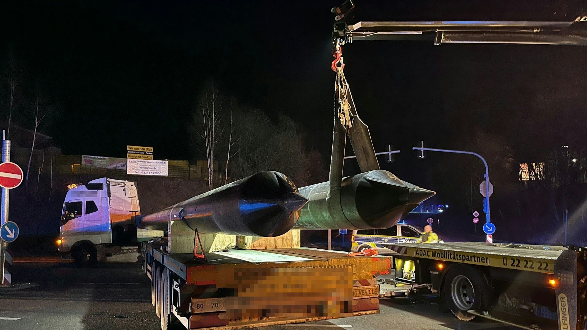 Der Lkw hatte zwei etwa fünf Tonnen schwere Stahlträger geladen, die über die Ladefläche hinausragten.