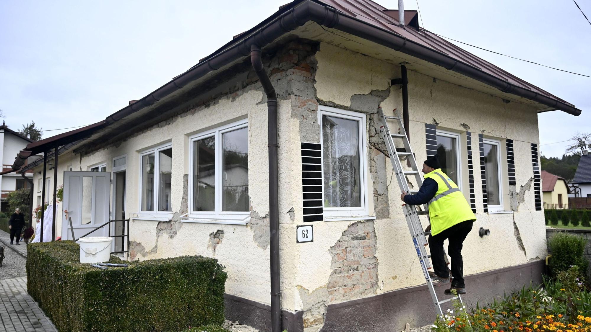 Ein Mann begutachtet ein Haus, das nach einem Erdbeben beschädigt wurde.