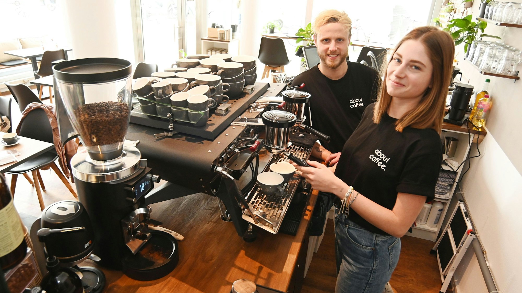 Mara und Patrick Gottschalk stehen hinter dem Tresen ihres Cafés „About Coffee“