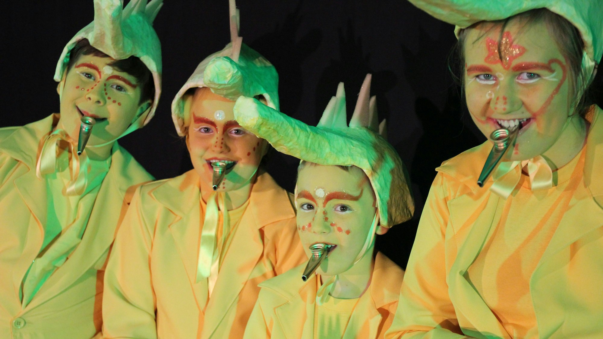 Vier Kinder in Kostümen.