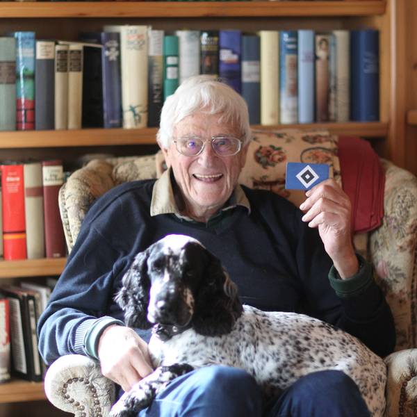 Radio-Moderator-Legende Dietmar Schott (86) präsentiert stolz seine Mitgliedskarte und hat seinen Hund Friso auf dem Schoss sitzen.