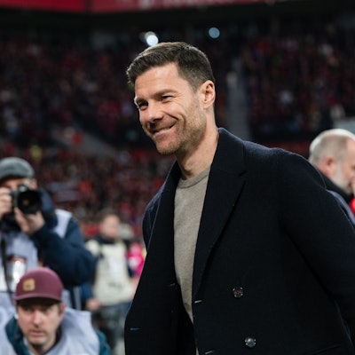 Trainer Xabi Alonso im Spiel gegen den VfL Wolfsburg