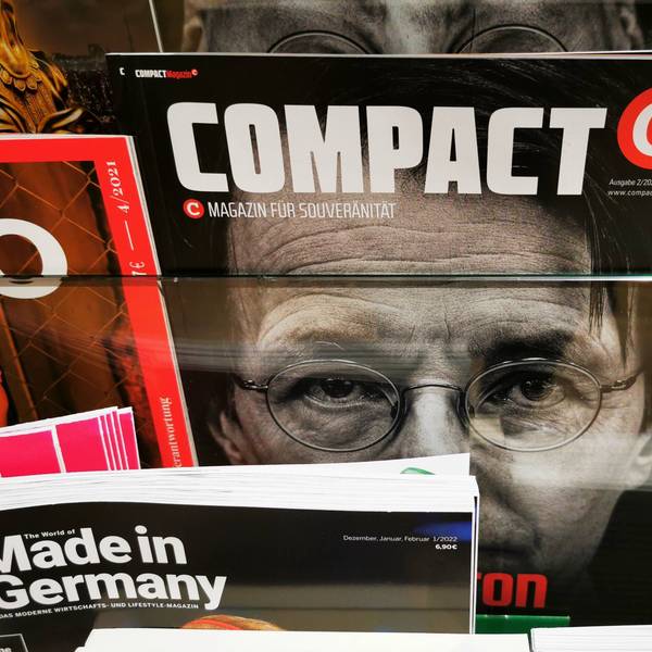 Ein Edeka-Markt in Hamburg-Bergedorf hat in seiner Zeitschriften-Abteilung mit der Auswahl für den Tipp der Woche für Verärgerung auf Twitter gesorgt: Demnach wurde das rechtsextreme Magazin Compact in der Sortierung prominent platziert. Auf dem Titelbild: Gesundheitsminister Karl Lauterbach, bei dem genau zwischen Nase und Lippen der Text Warum dieser Mann schlimmer als das Virus ist steht und dabei stark an einen Hitler-Bart erinnert. xxxMatthiasWehnertxxx Compact Omikron Top Titel, Görlitz Sachsen Deutschland Görlitz