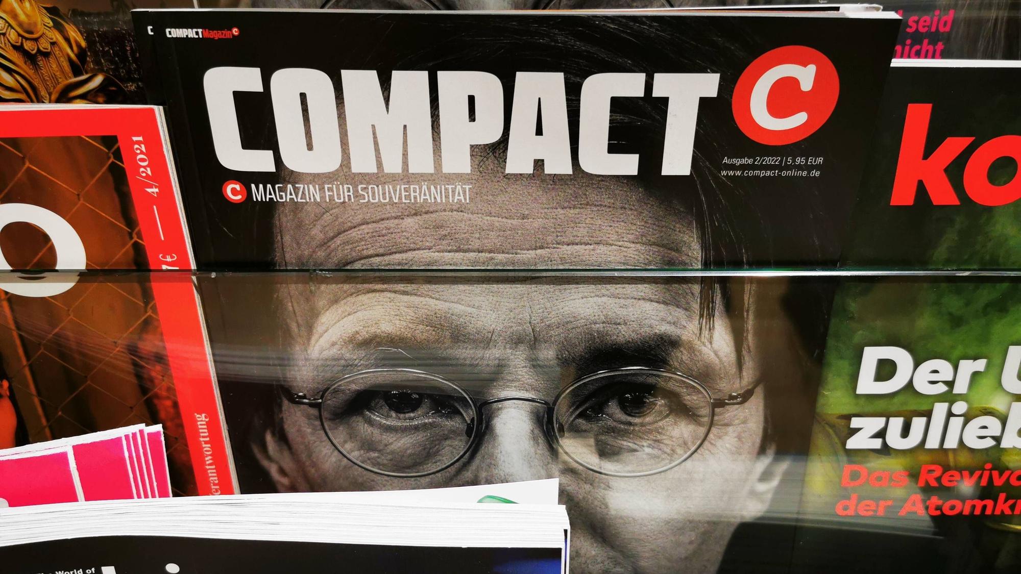 Das rechtsextremistische Magazin „Compact“ ist in einem Zeitungsständer in einem Supermarkt zu sehen. Auf dem Cover ist Bundesgesundheitsminister Karl Lauterbach abgebildet.