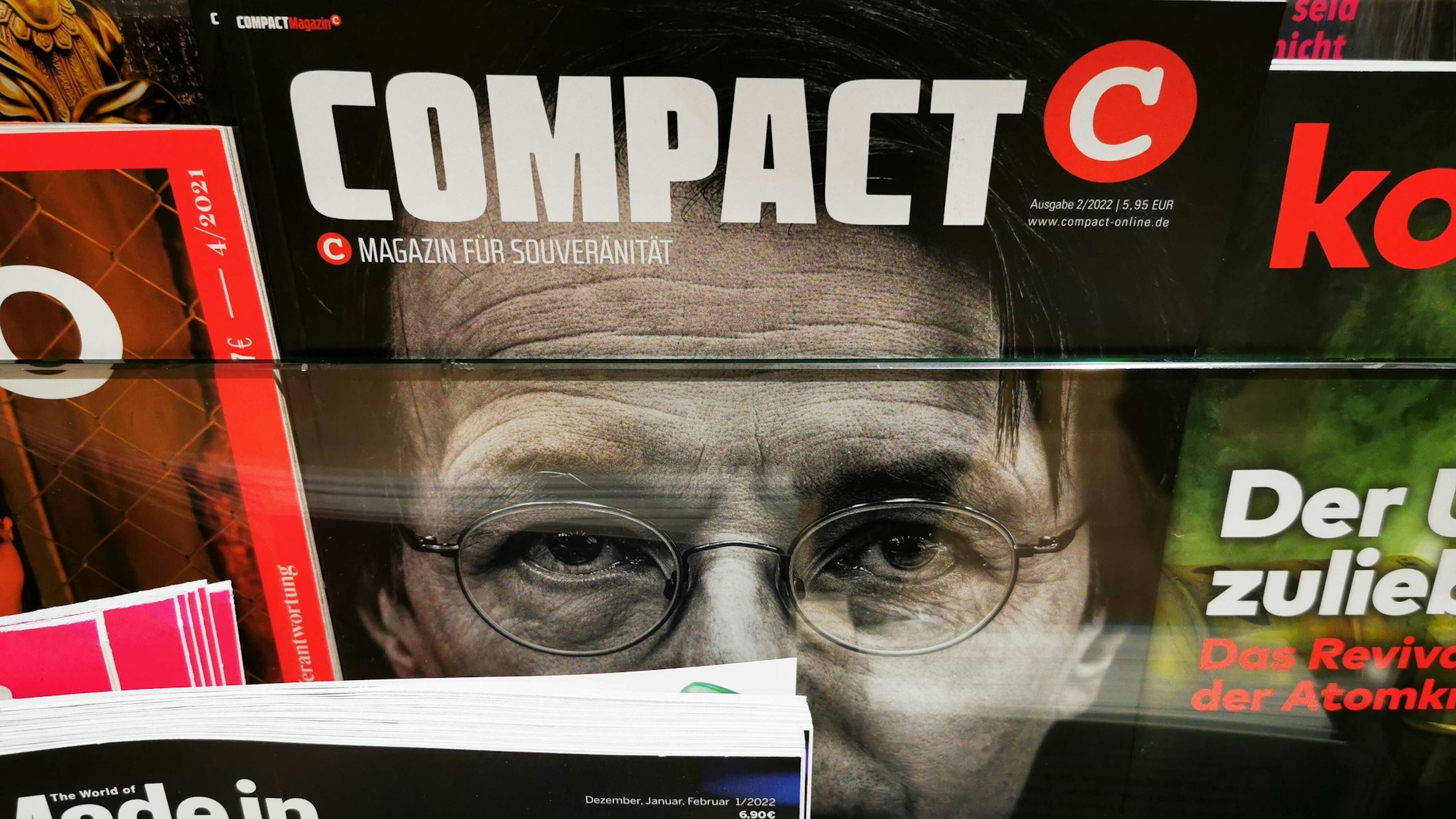 Ein Edeka-Markt in Hamburg-Bergedorf hat in seiner Zeitschriften-Abteilung mit der Auswahl für den Tipp der Woche für Verärgerung auf Twitter gesorgt: Demnach wurde das rechtsextreme Magazin Compact in der Sortierung prominent platziert. Auf dem Titelbild: Gesundheitsminister Karl Lauterbach, bei dem genau zwischen Nase und Lippen der Text Warum dieser Mann schlimmer als das Virus ist steht und dabei stark an einen Hitler-Bart erinnert. xxxMatthiasWehnertxxx Compact Omikron Top Titel, Görlitz Sachsen Deutschland Görlitz