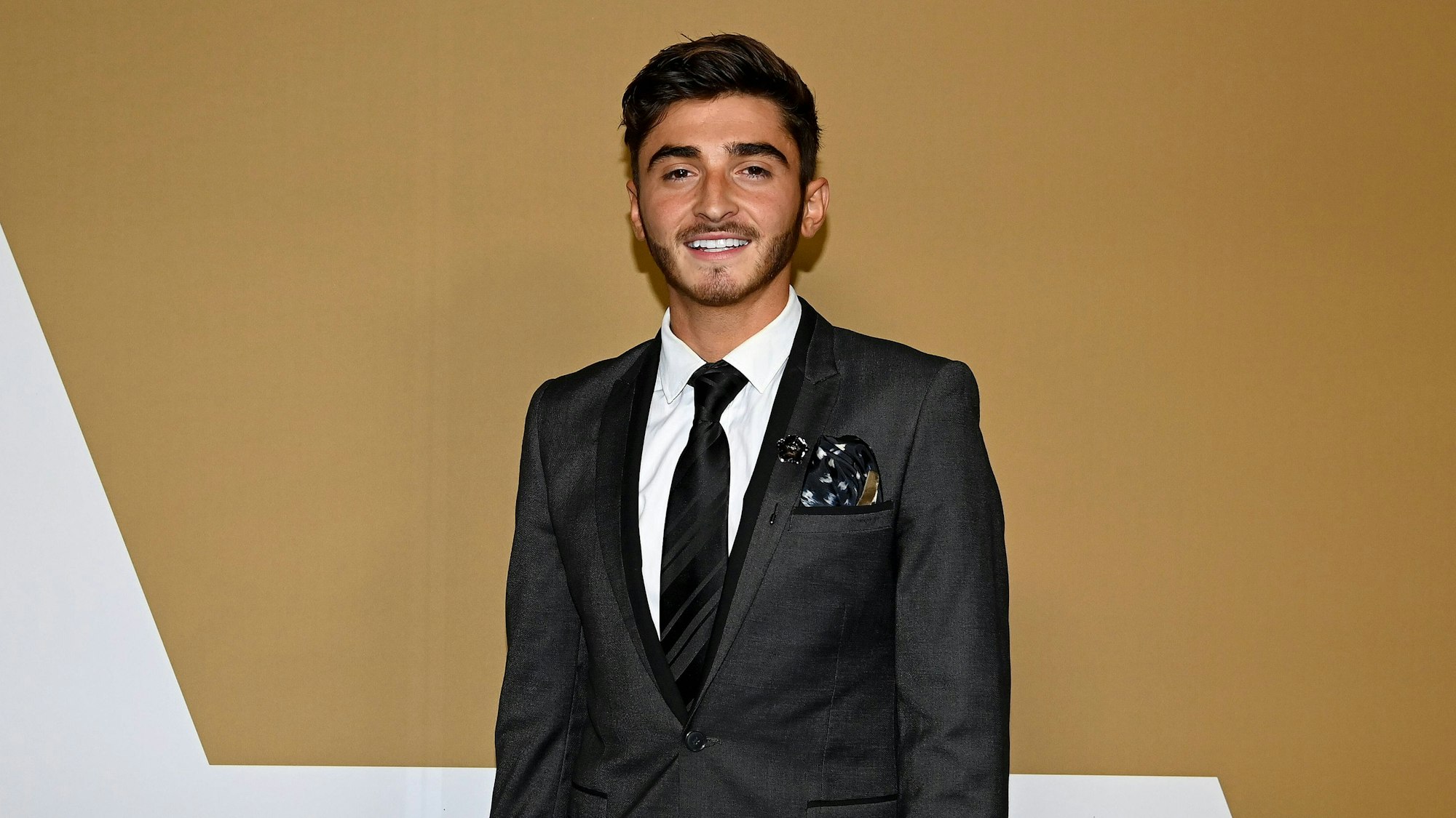 Josh Cavallo posiert auf dem roten Teppich