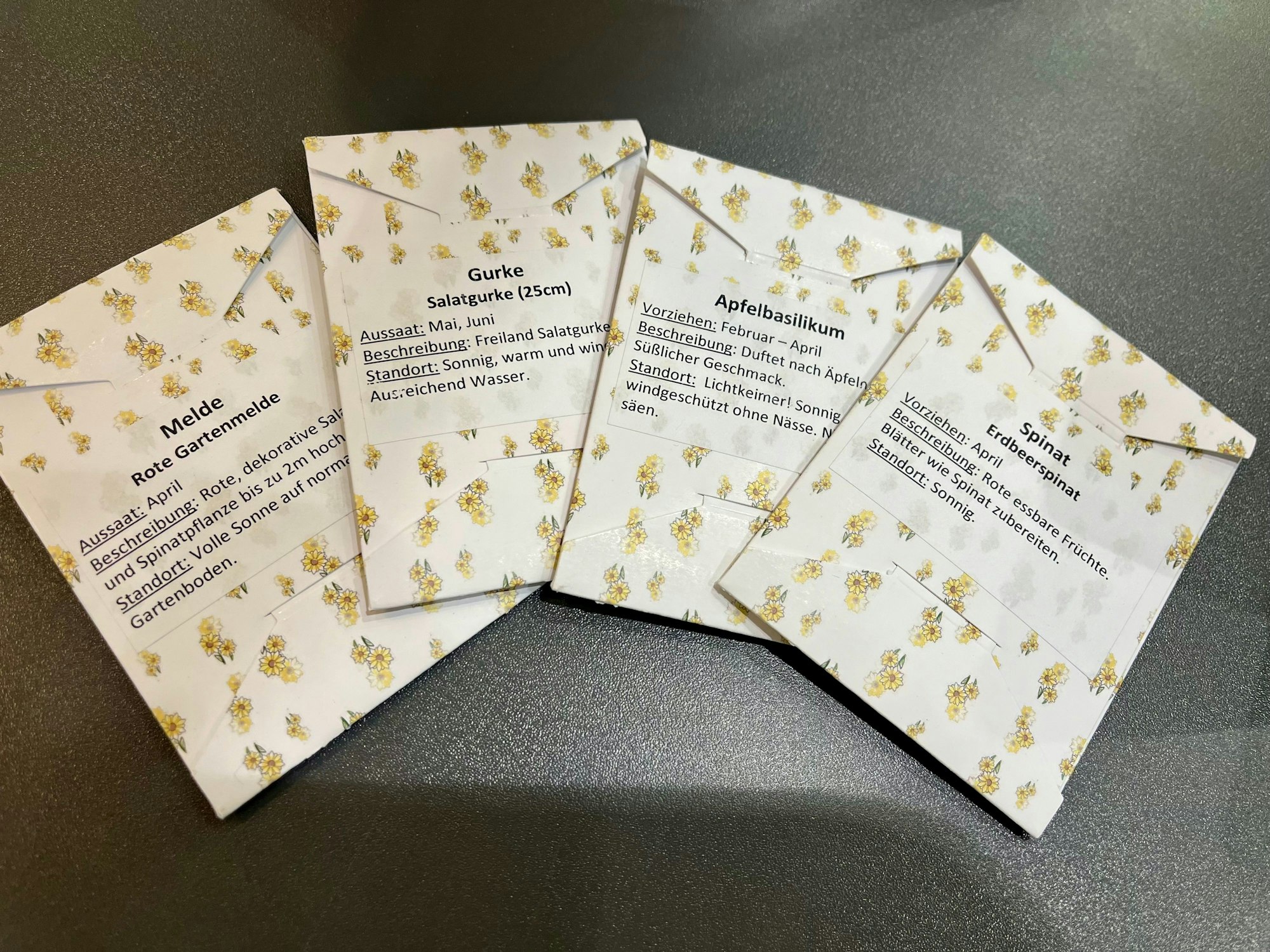 Vier Tütchen mit Saatgut